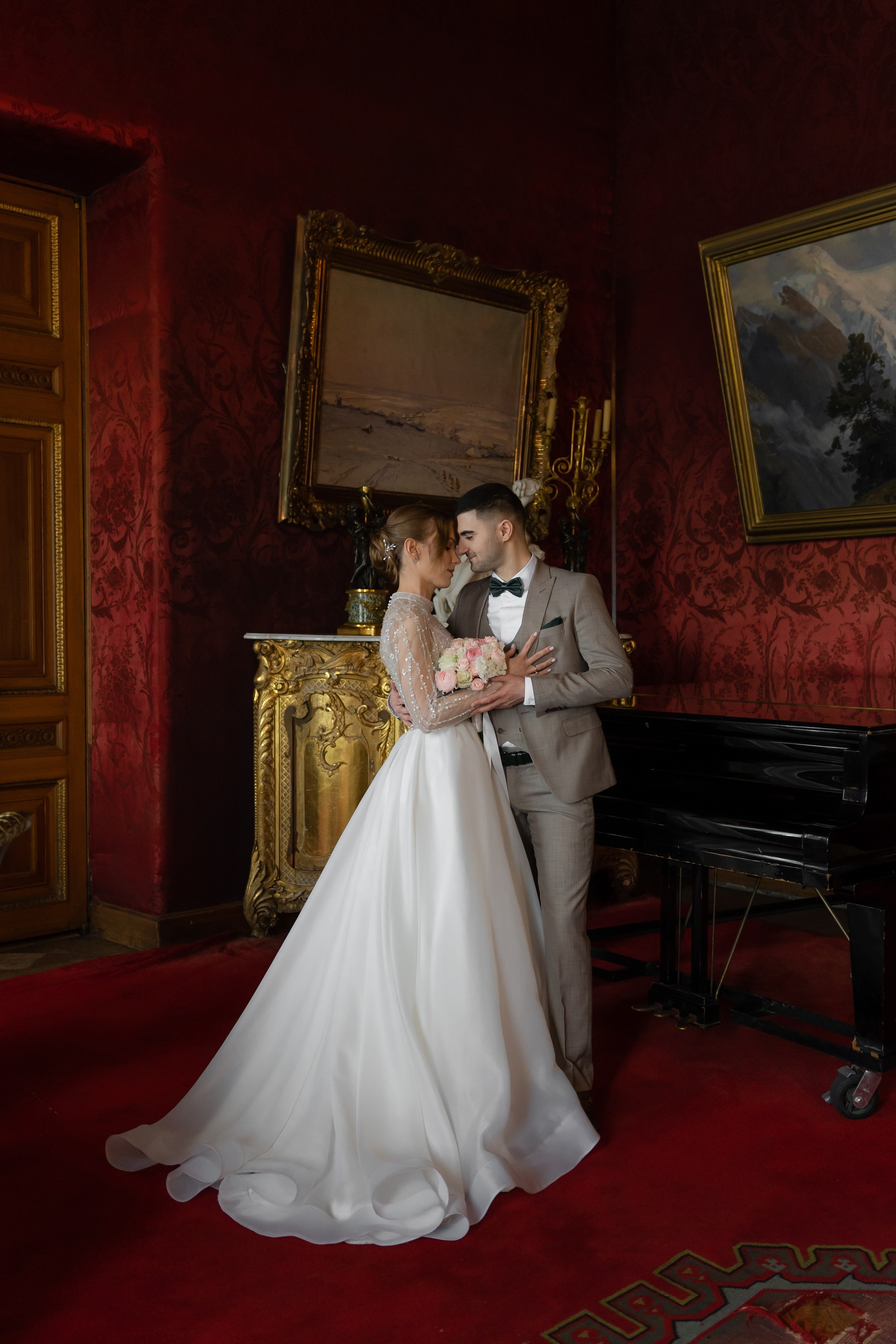 Невеста обнимает жениха во Дворце Великого князя Владимира в красном зале