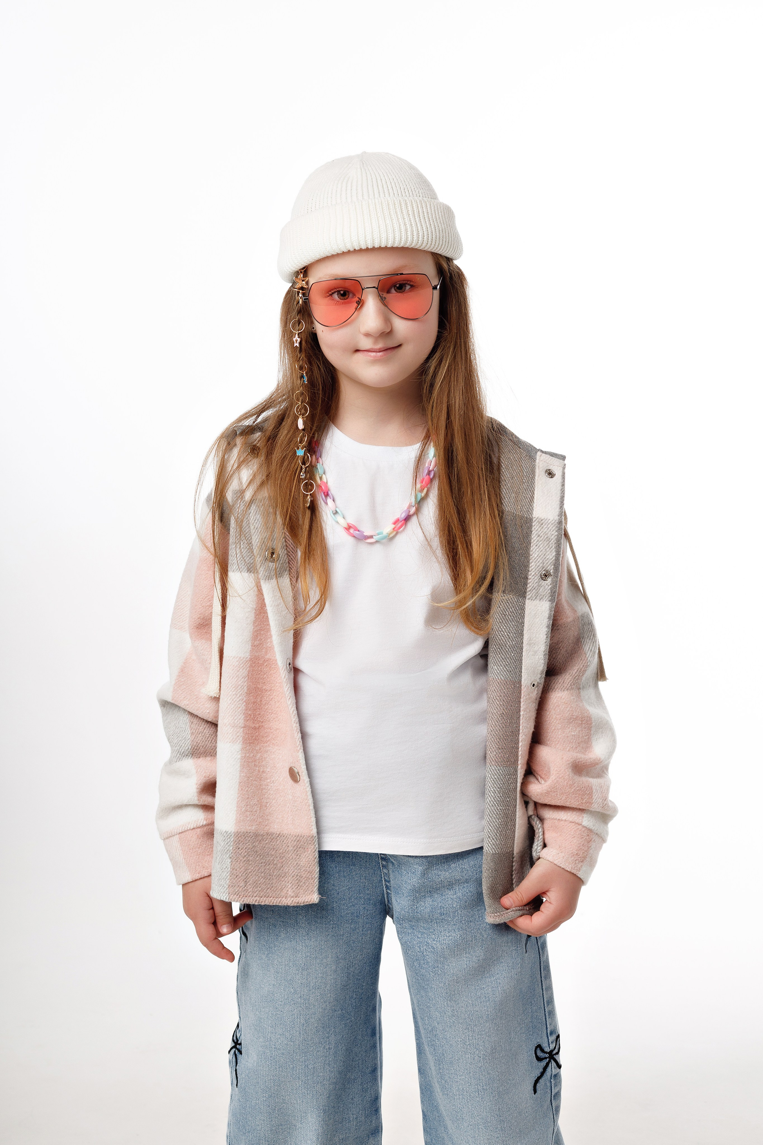 стильная девочка в розовых очках