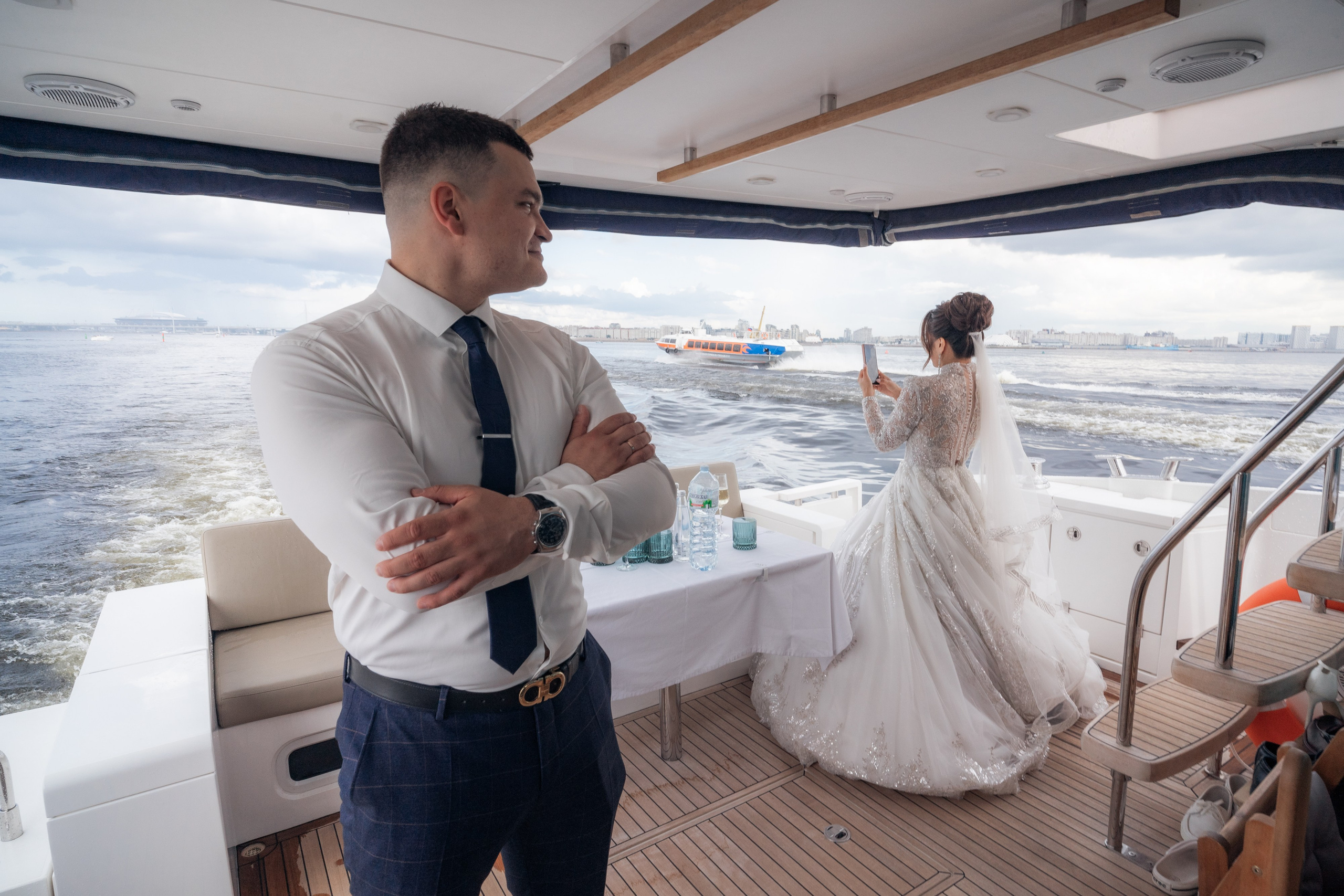 Свадебная фотосессия в Эрмитаже и на катере. Свадебный фотограф Александр Невский в Санкт-Петербурге