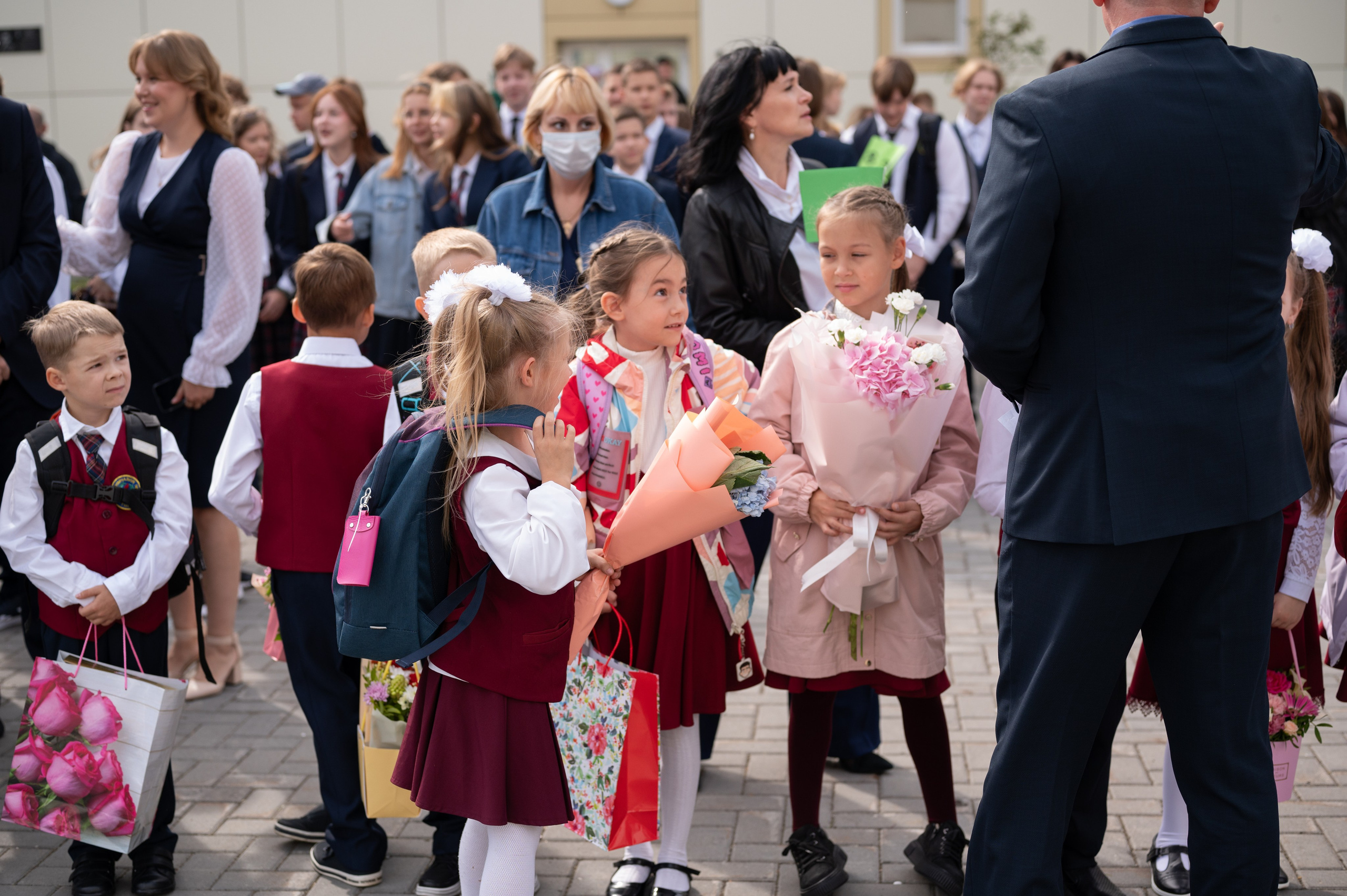 1 сентября 16 гимназия 2 класс (линейка + в классе+ на улице). Фотограф новорожденных, семейный детский в Тюмени Татьяна Морозова