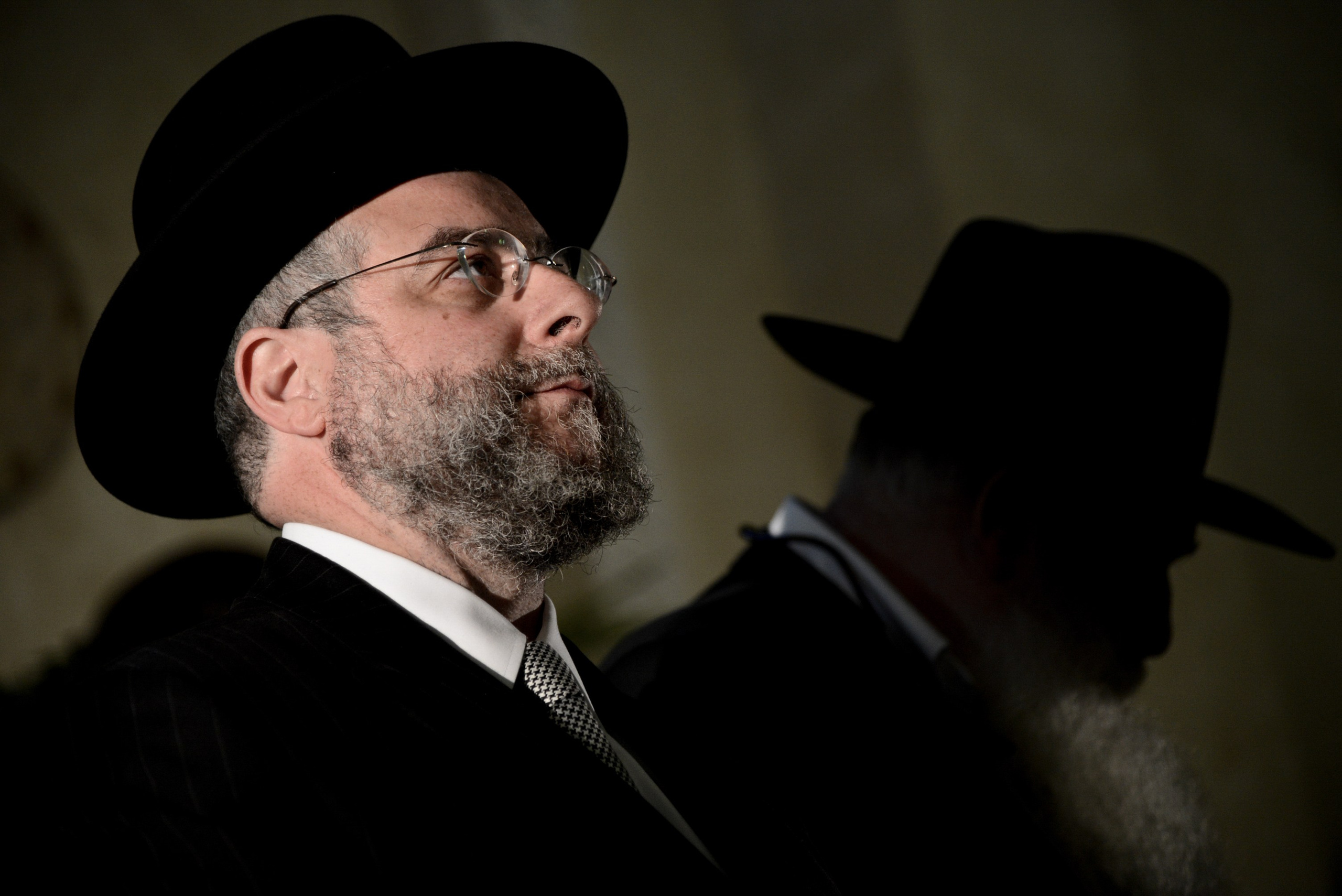 Главный раввин Москвы Пинхас Гольдшмидт во время  службы в синагоге, Воронеж.