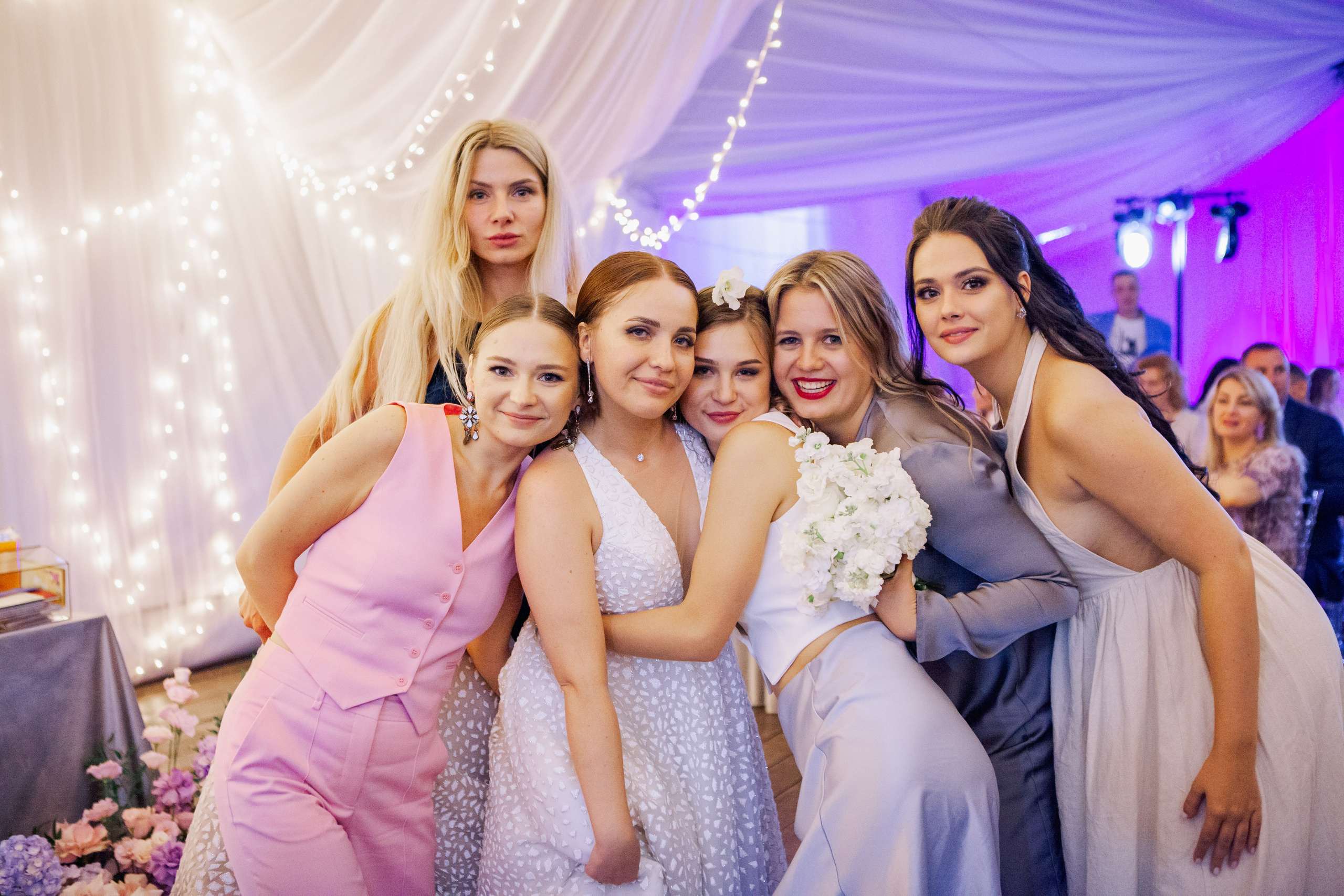 подруги невесты хотят поймать букет