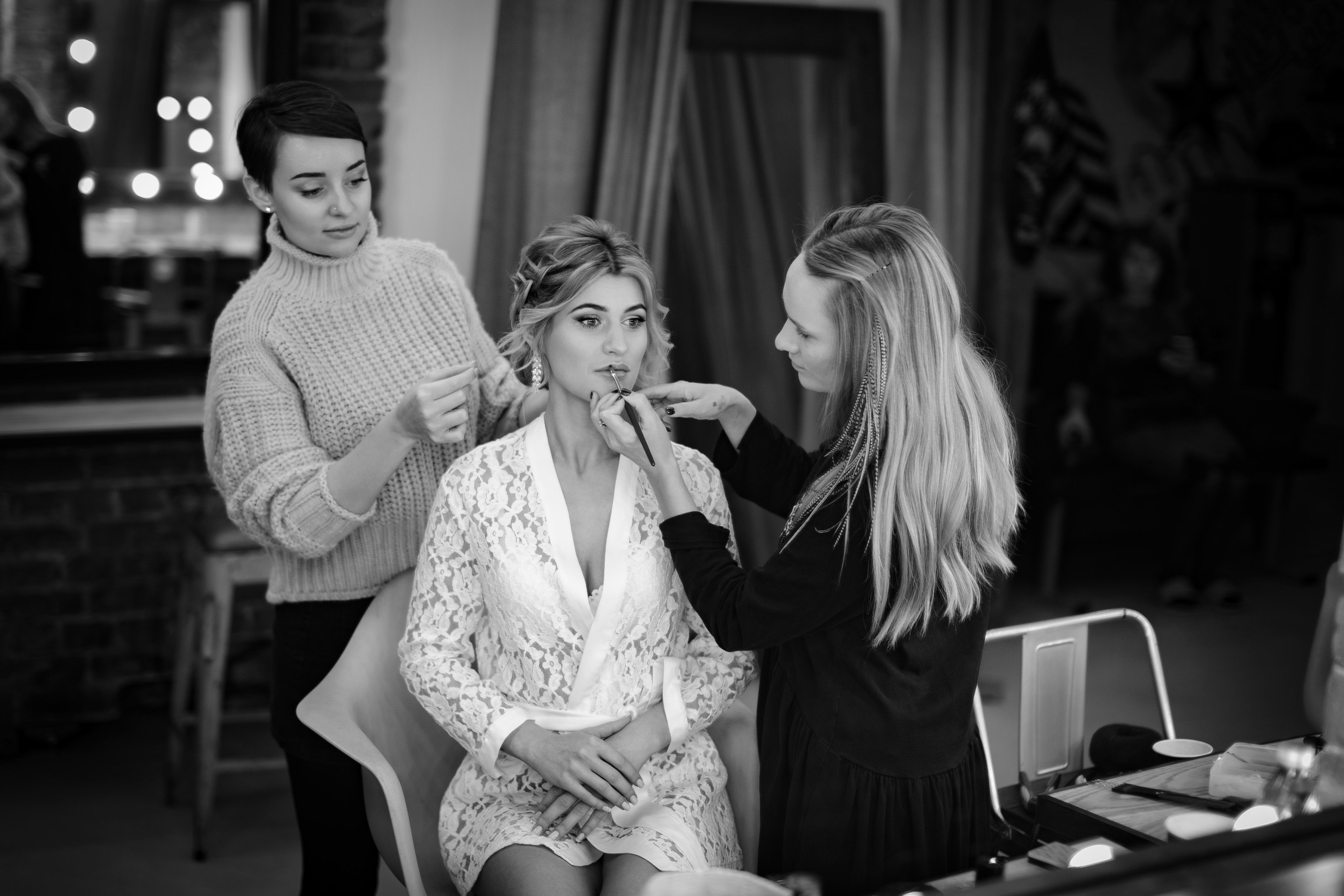 Черно-белая репортажная фотосъёмка сборов невесты в фотостудии в Санкт-Петербурге.