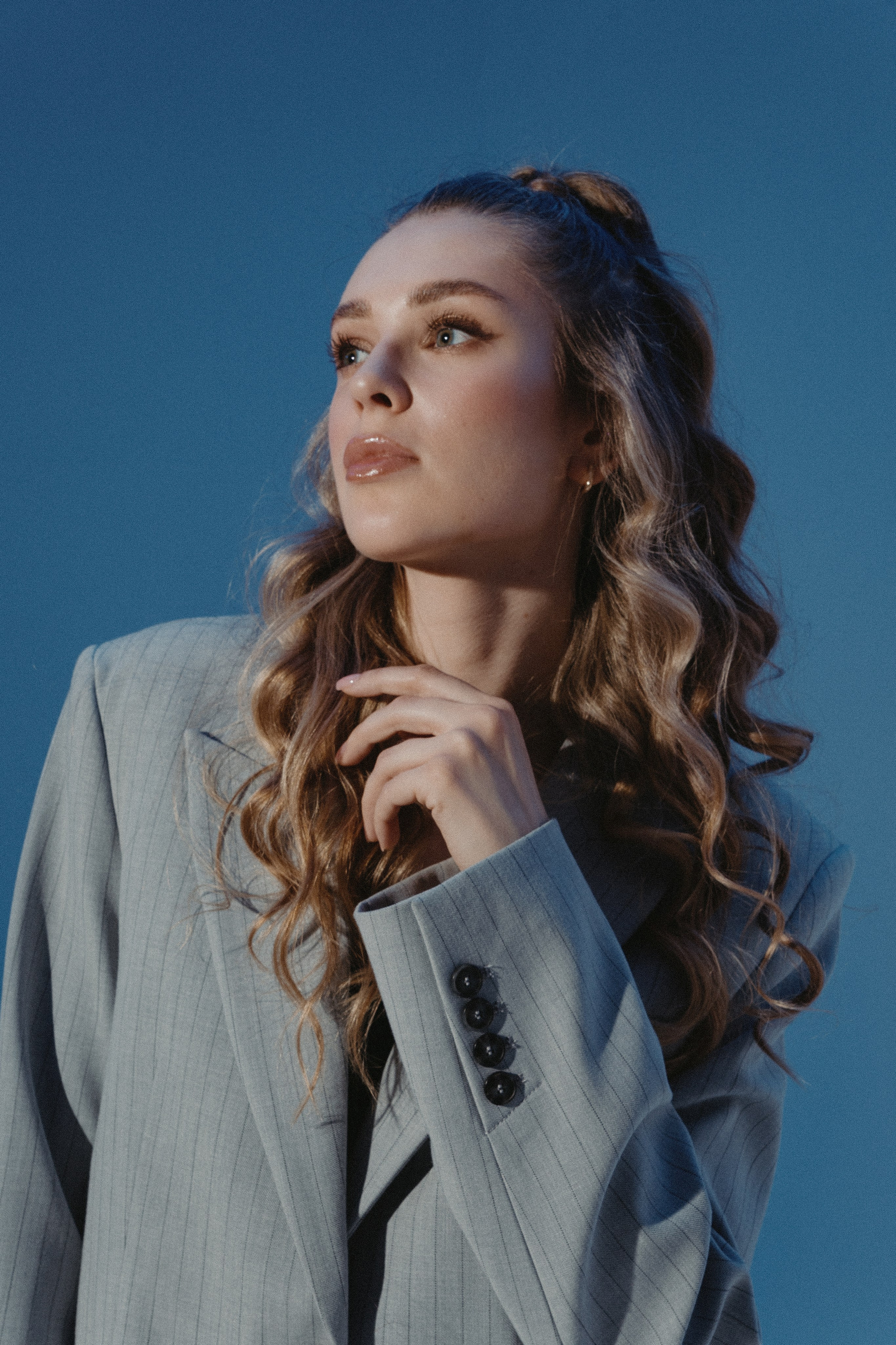 Женский портрет в студии — естественный и искусственный свет. Фотограф в Хабаровске Дмитрий Лемешков