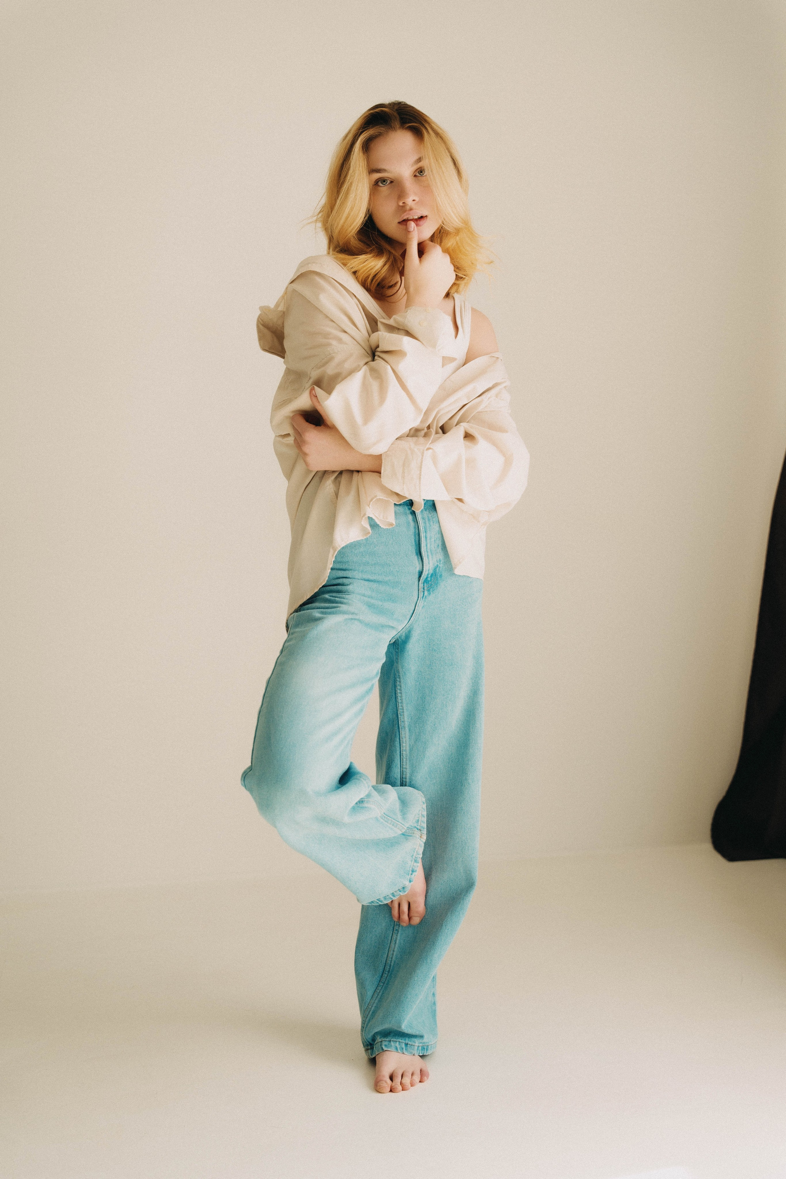 портрет девушки в рубашке с мягким светом в студии Хабаровска