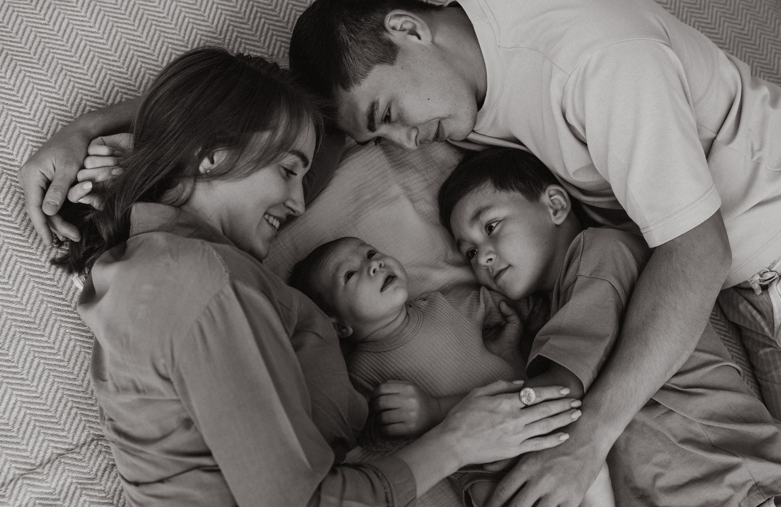 Домашняя фотосессия вчетвером. Семейный, ньюборн фотограф, фотограф на роды в Москве, Виктория Тюльдюкова