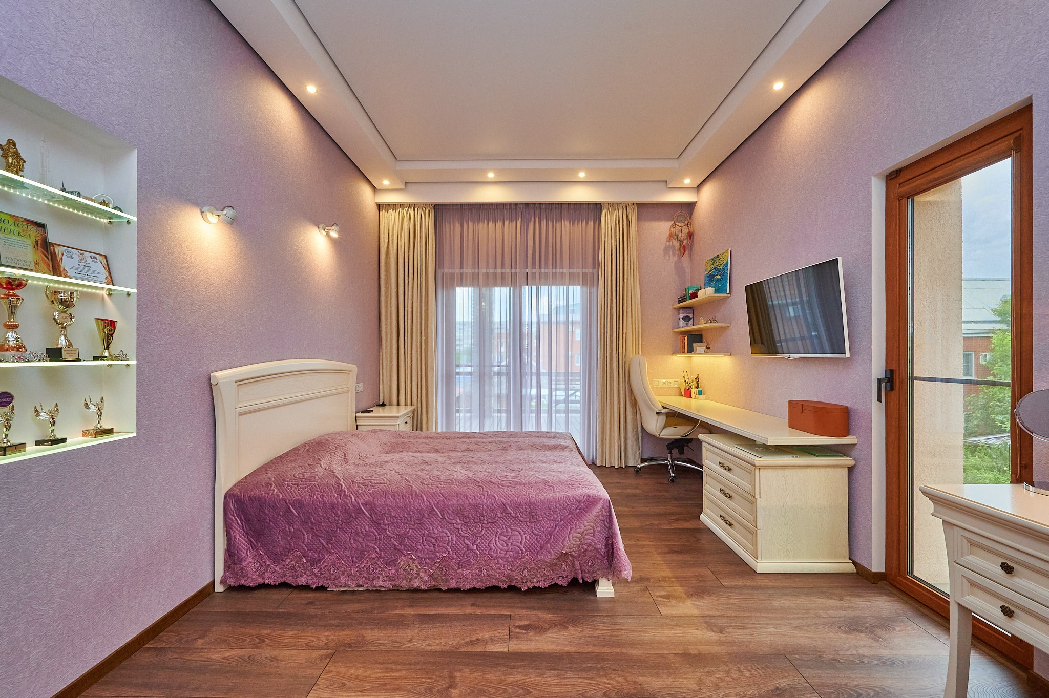 комната лавандовые обои белые шторы белая постель комод белый столик белый с зеркалом с подсветкой 