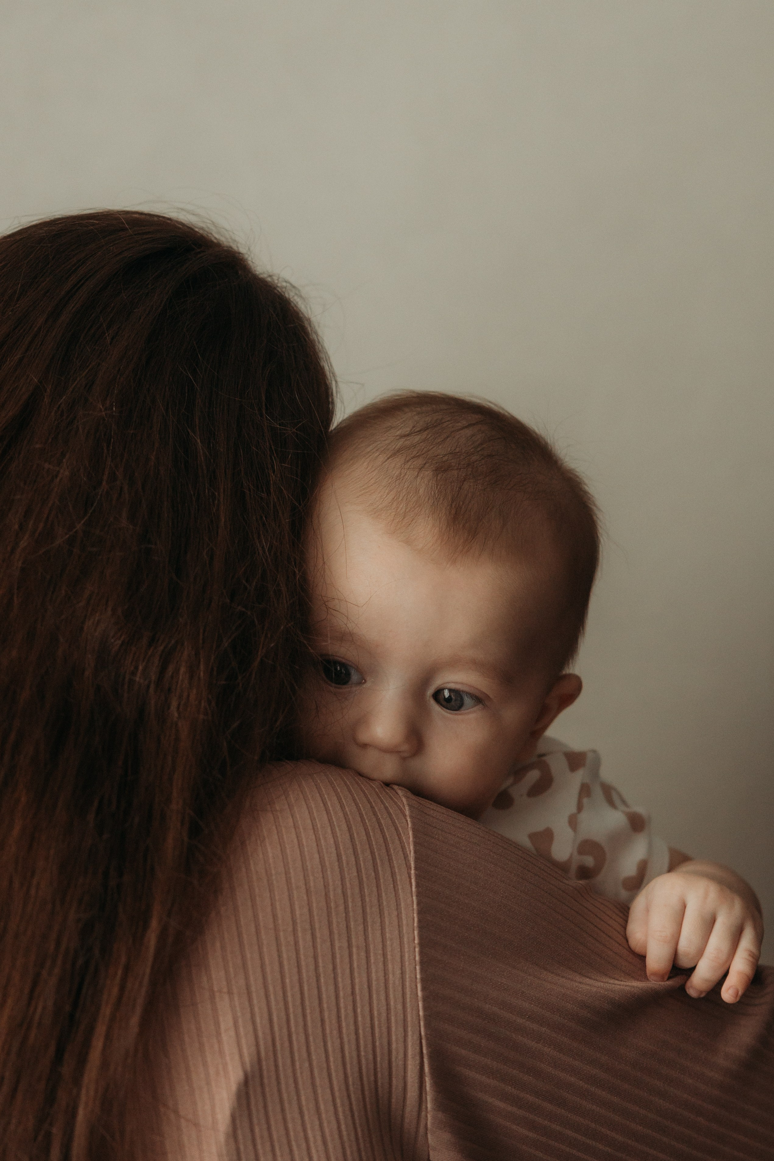 Мамина забота: фото с новорождённым в уютной комнате