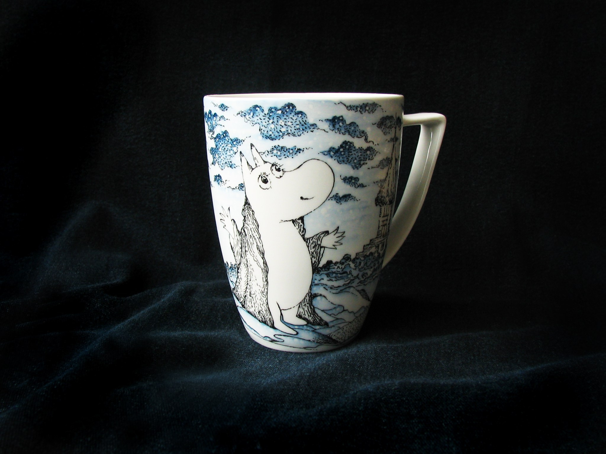 Кружка Муми-тролль и первый снег. Роспись фарфора в Санкт-Петербурге. 