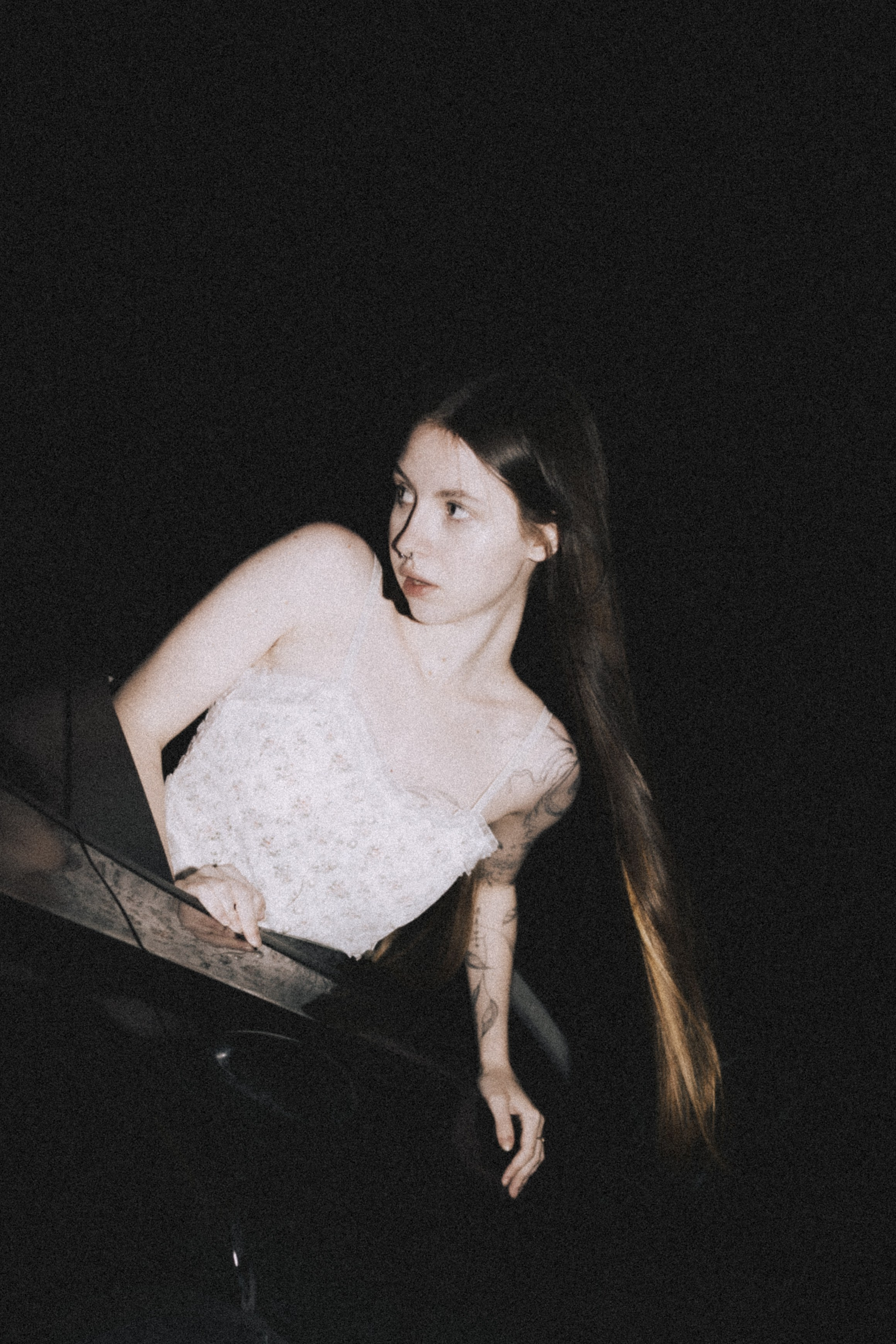 Девушка в белом топе вылезает из окна машины ночью в Пензе. Гранжевая съемка фотограф Александра Овечкина