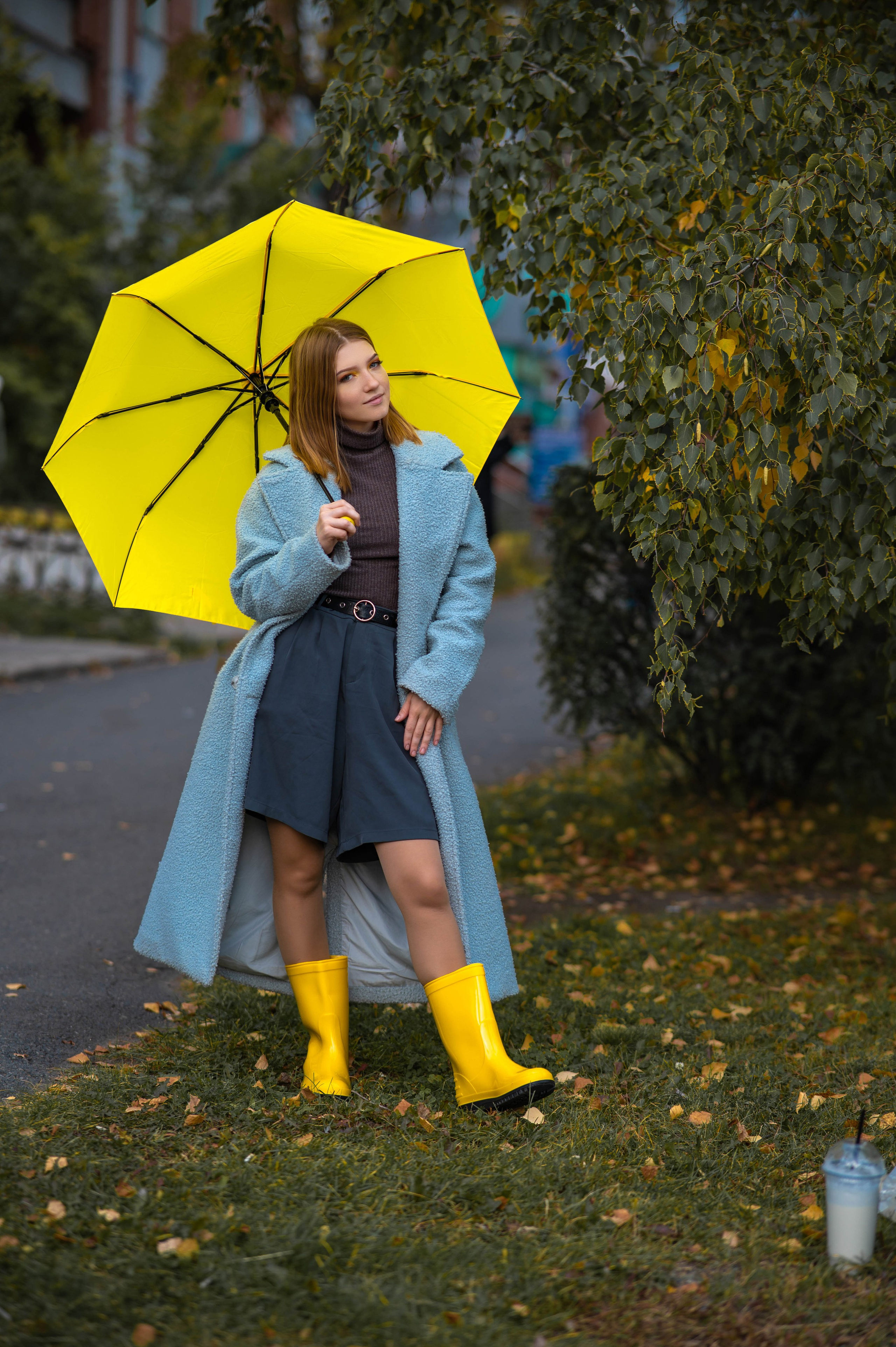 Осенняя индивидуальная съемка на фоне пожелтевших деревьев. Семейный и свадебный фотограф в Абакане Юлия Су