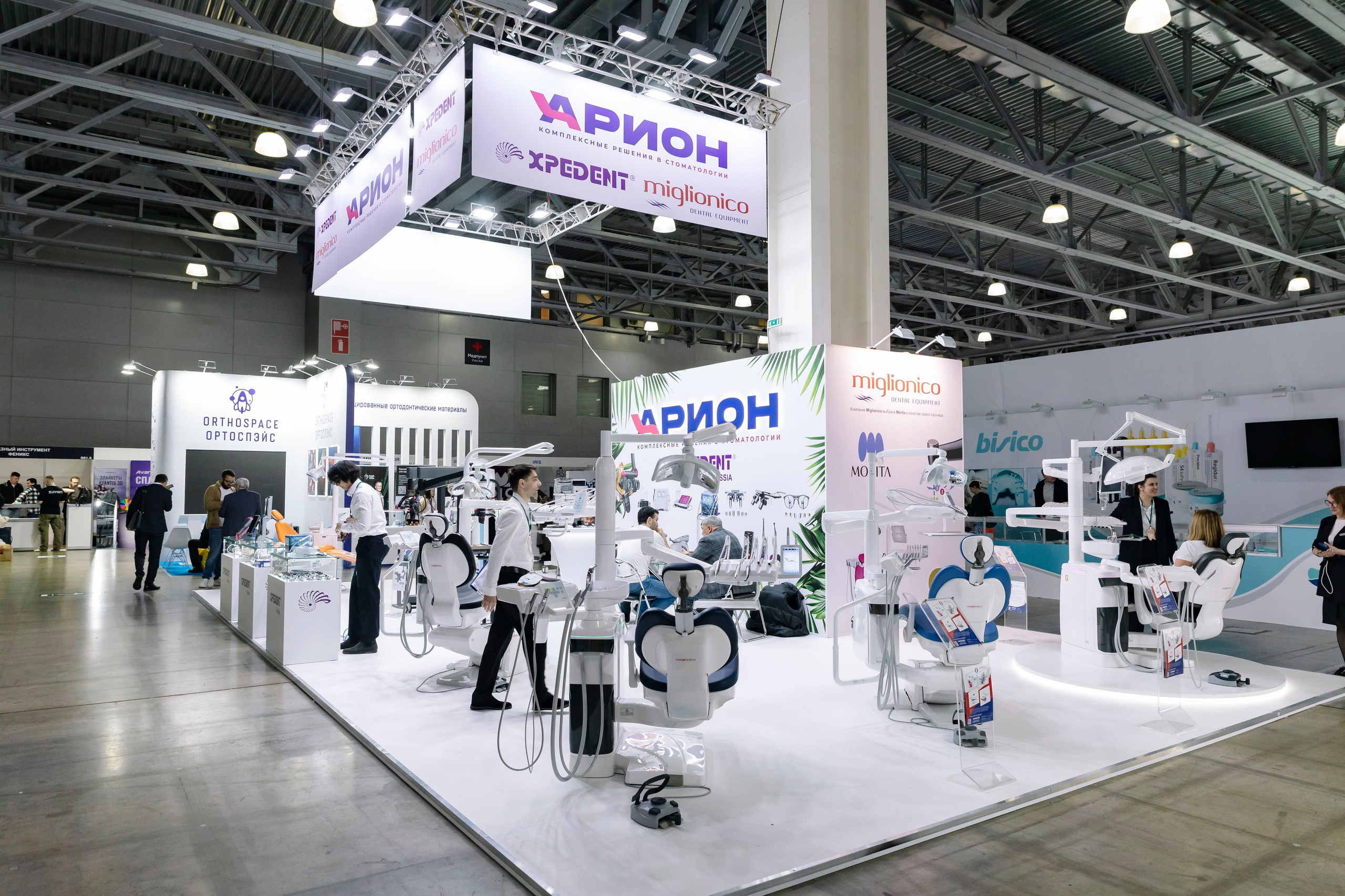 Стоматологическая выставка Dental Salon 2026. Профессиональный фотограф в Москве | Заказать фотосессию и съемку