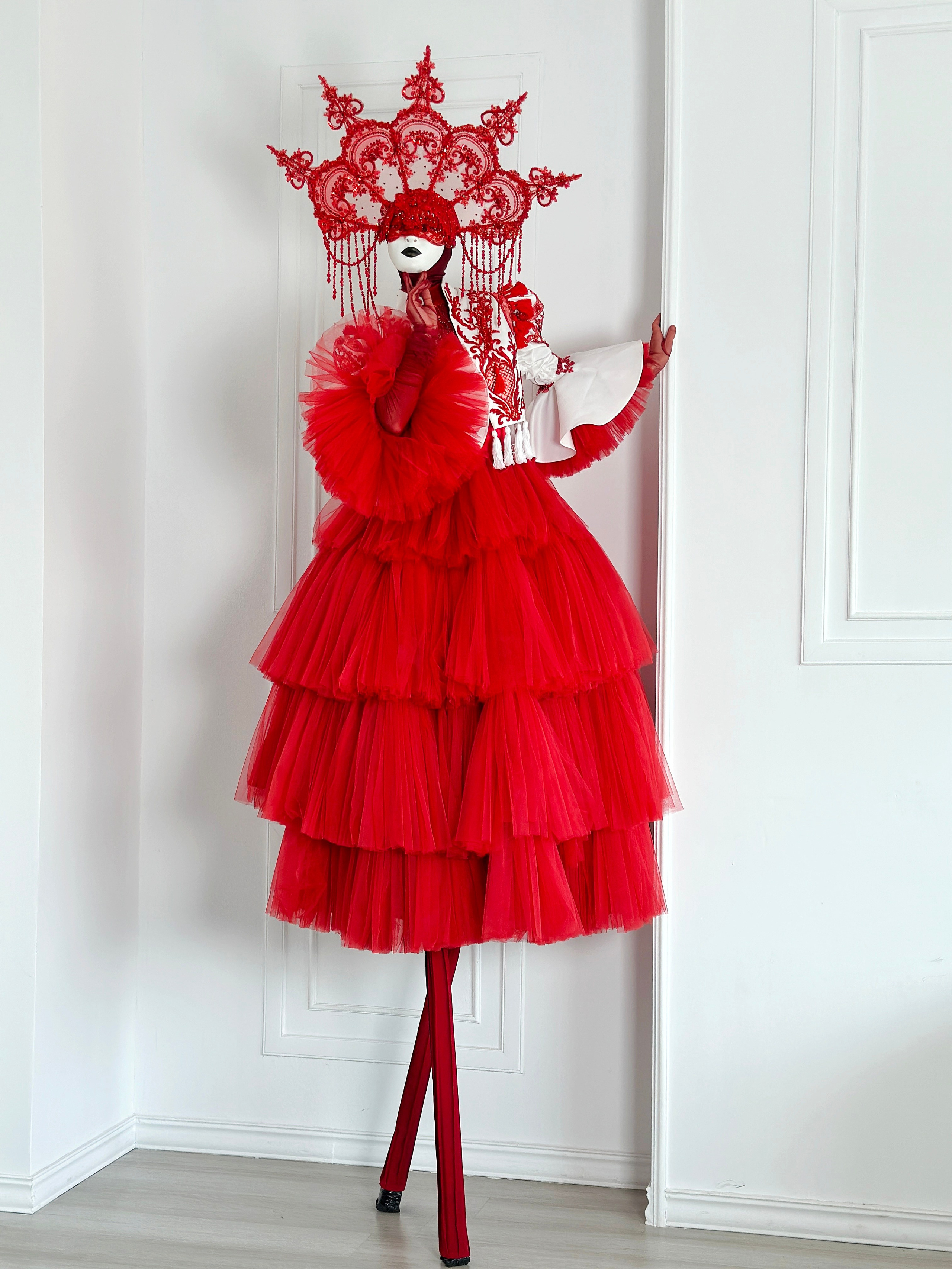 Ходулист в красном платье и кокошнике. Мимы и Ходулисты на встречу гостей. Москва