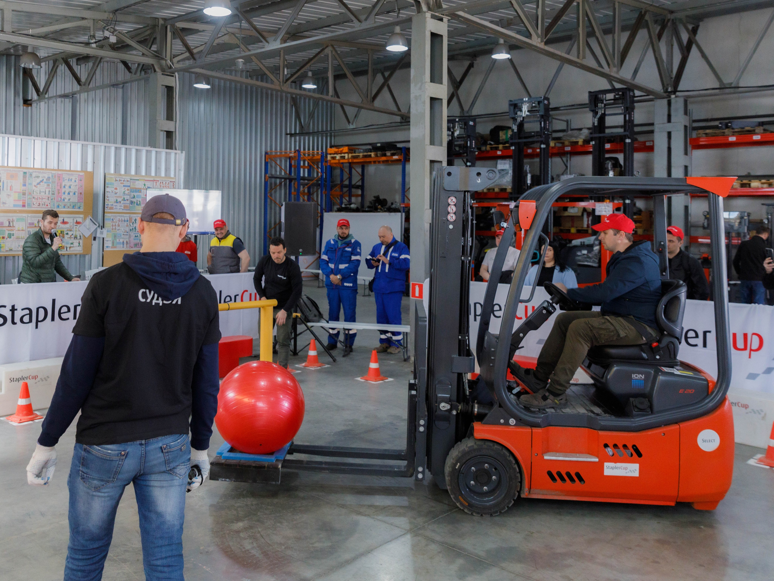 Конкурс водителей погрузчиков RackFork 2024 г. Репортажный фотограф в Новосибирске Алена Помазунова