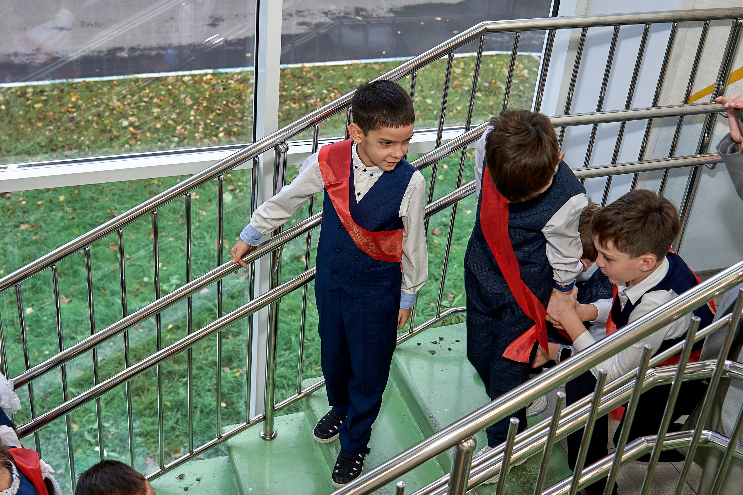 Дети на школьной лестнице