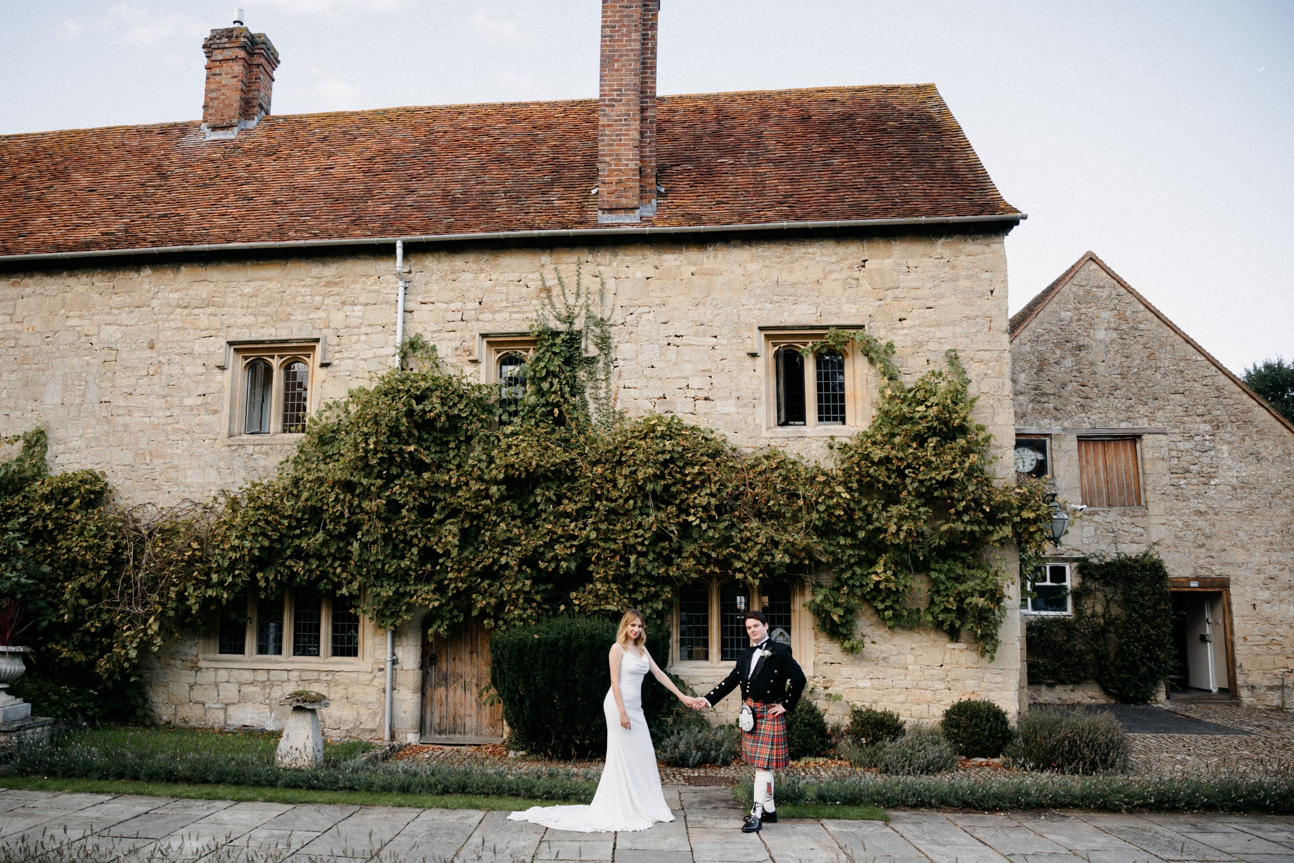 Ana & Tom Wedding at Notley Abbey. Moments Catchers — Wedding Photography & Video Duo in London