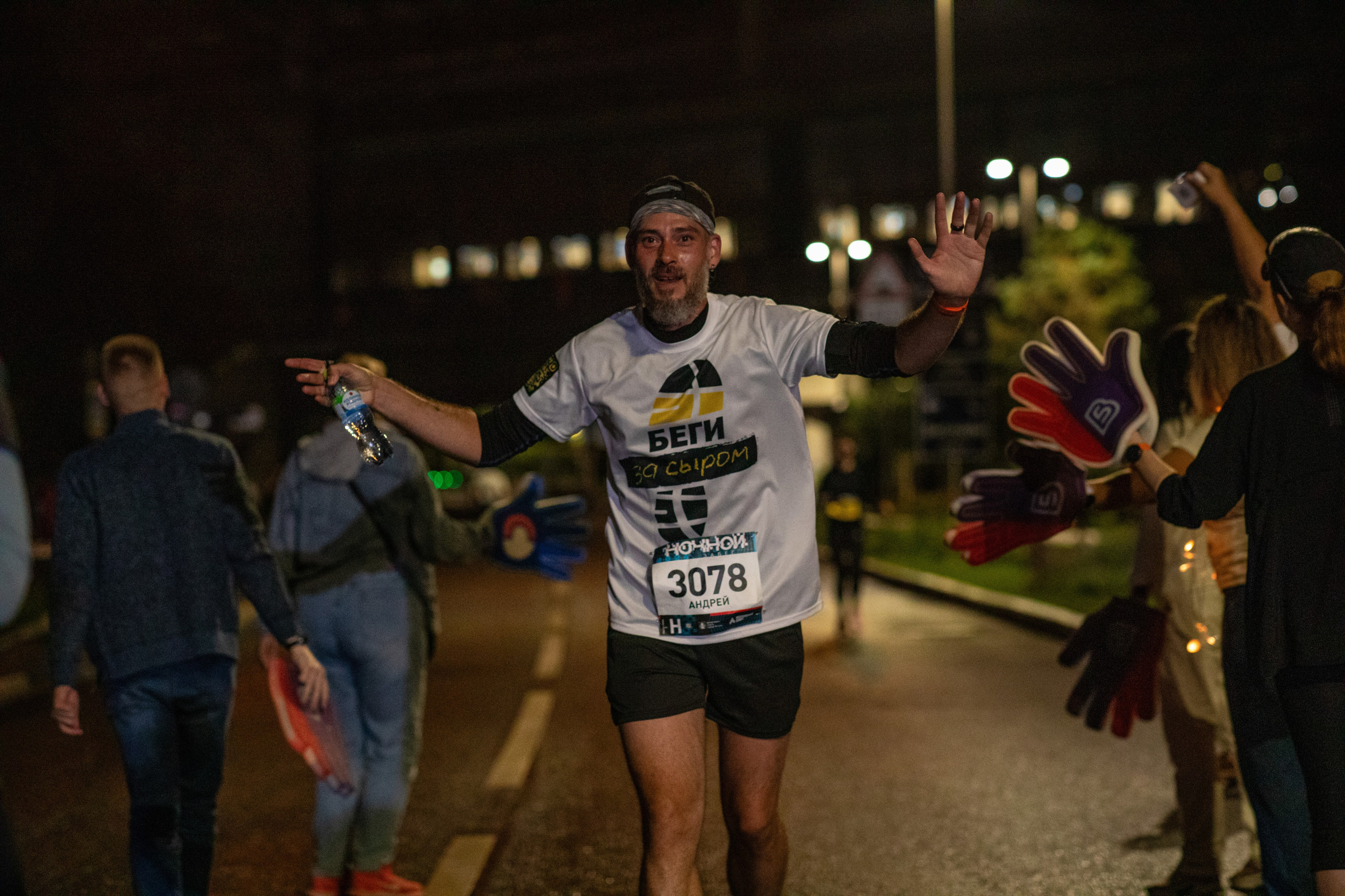Ночной забег в ленте фотографий бегунов 03.08.24. Фотограф Сергей Ловкий