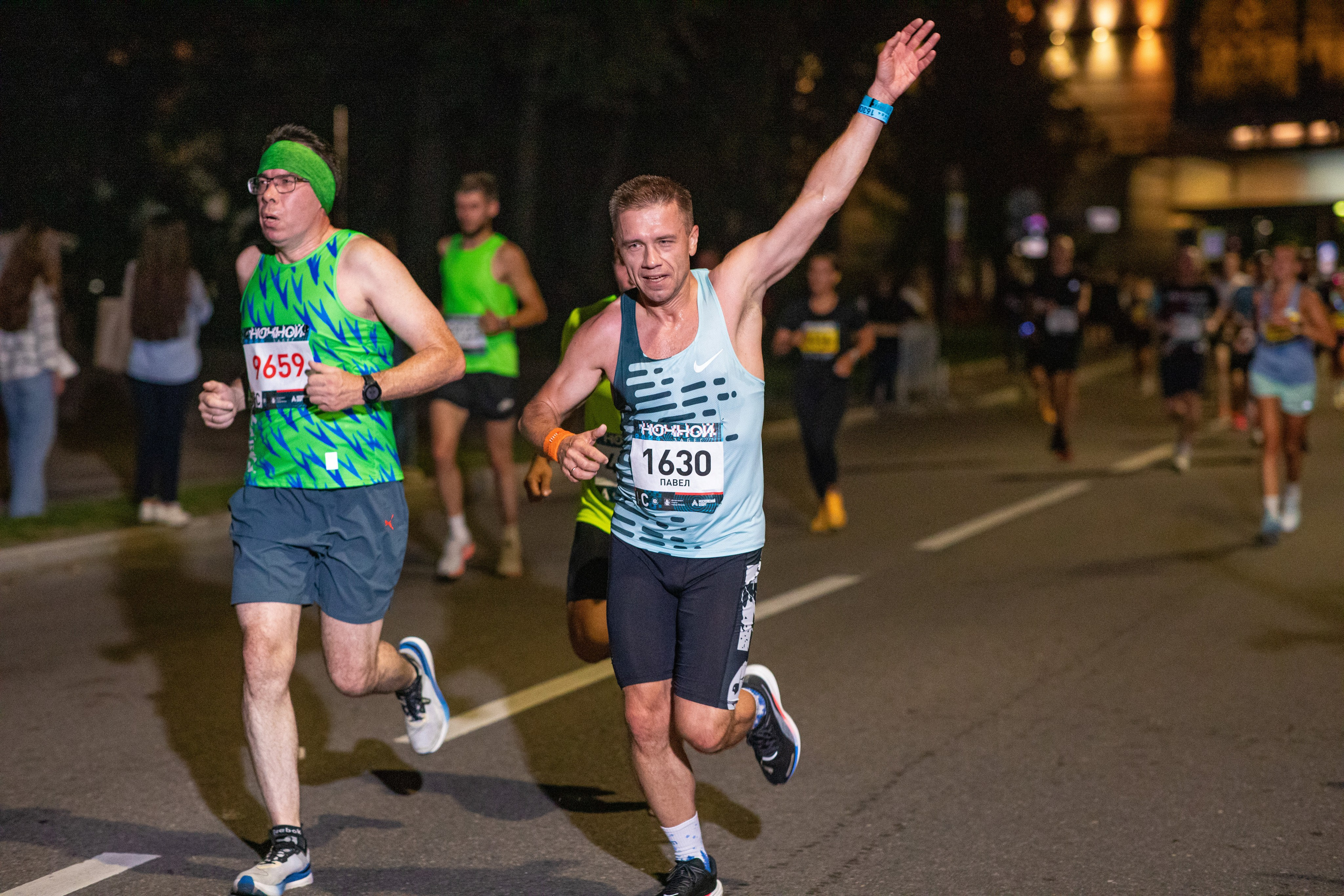 Ночной забег в ленте фотографий бегунов 03.08.24. Фотограф Сергей Ловкий