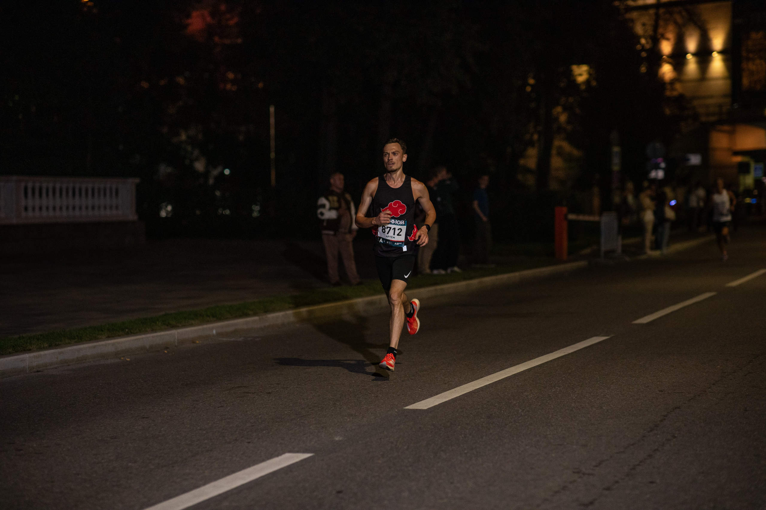 Ночной забег в ленте фотографий бегунов 03.08.24. Фотограф Сергей Ловкий