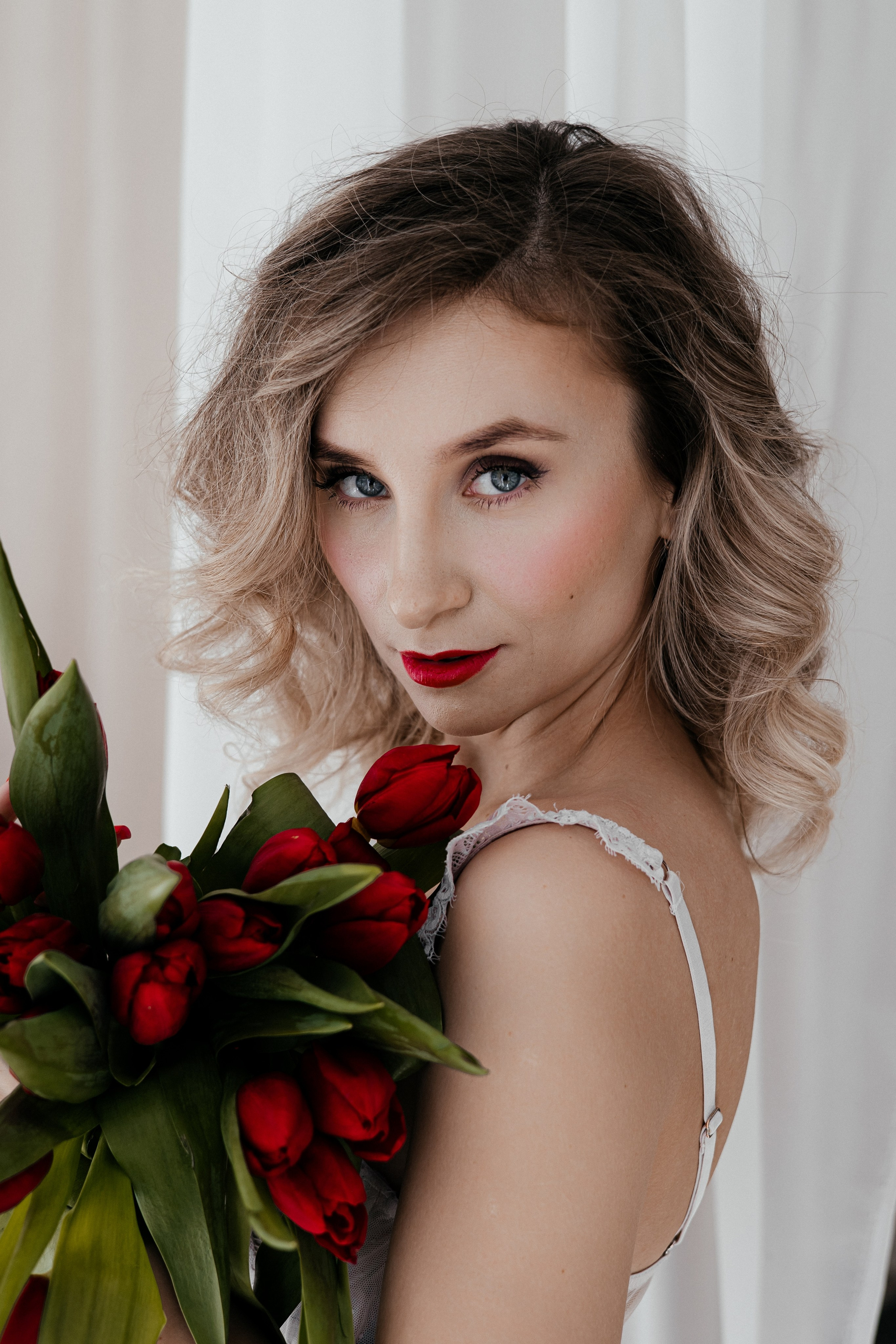 Анна. Красные тюльпаны