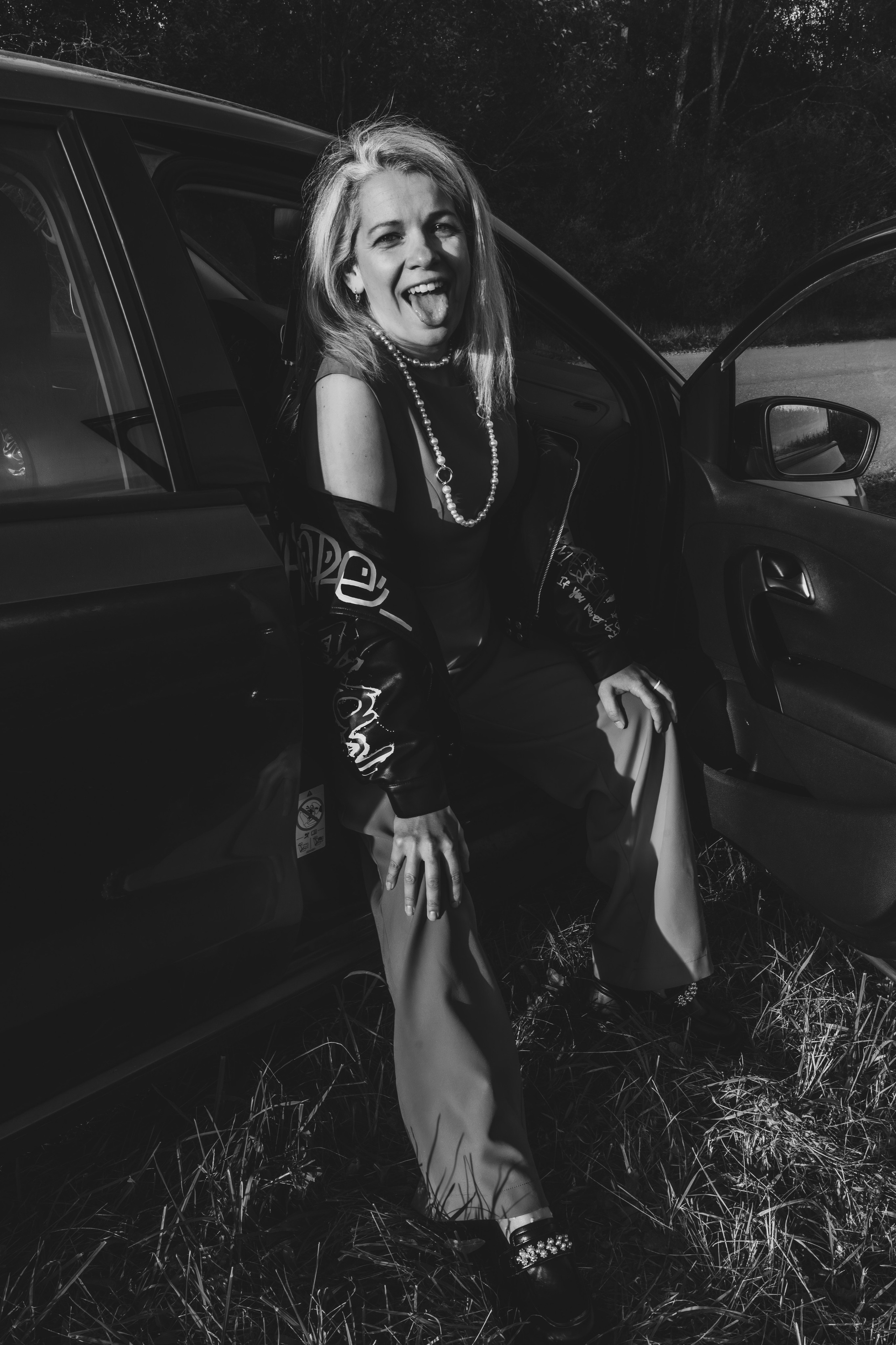 Дерзкая фотосессия девушки в кукурузе в машине