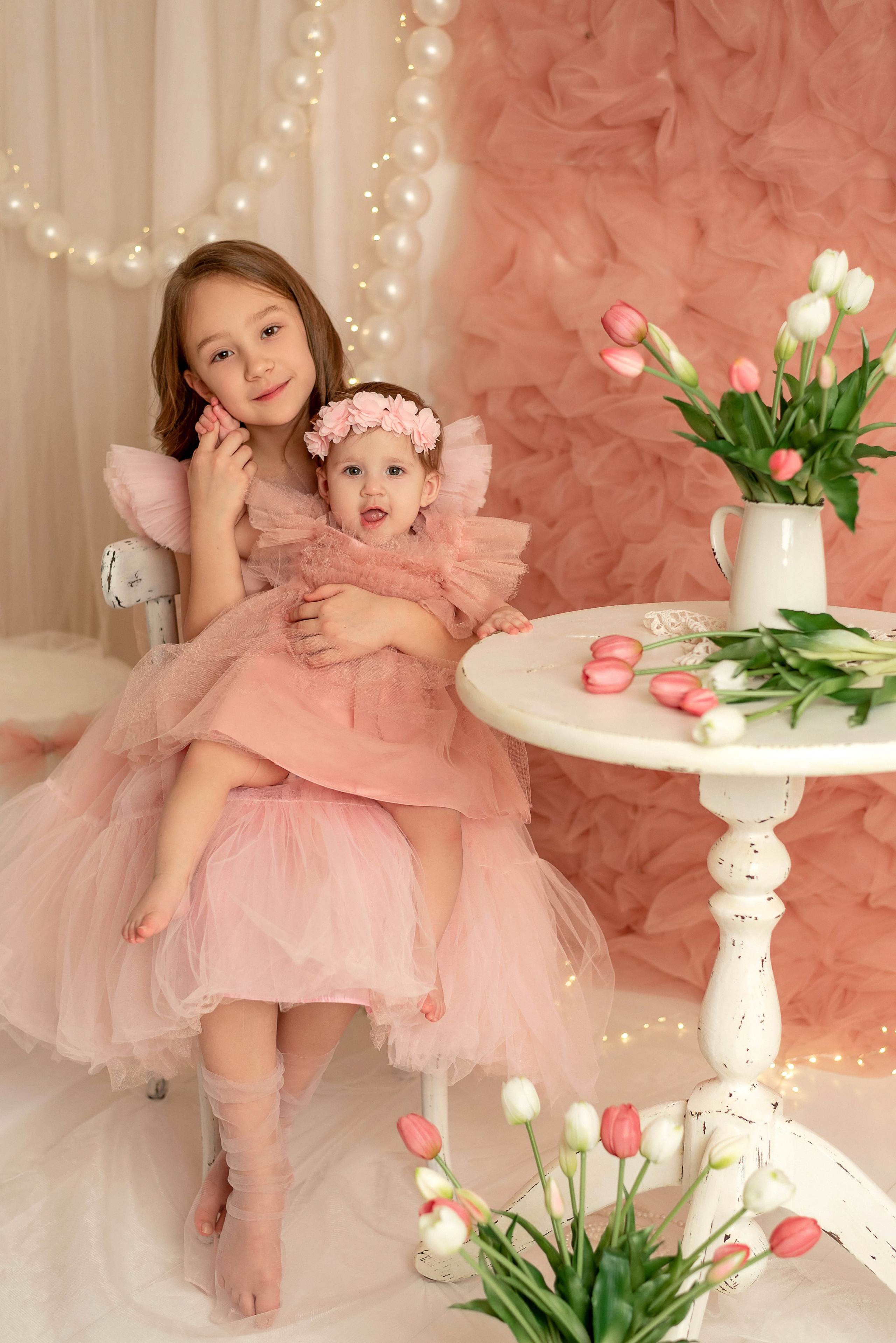 София и Есения — тюльпаны. Семейный и детский фотограф Наталья Горда