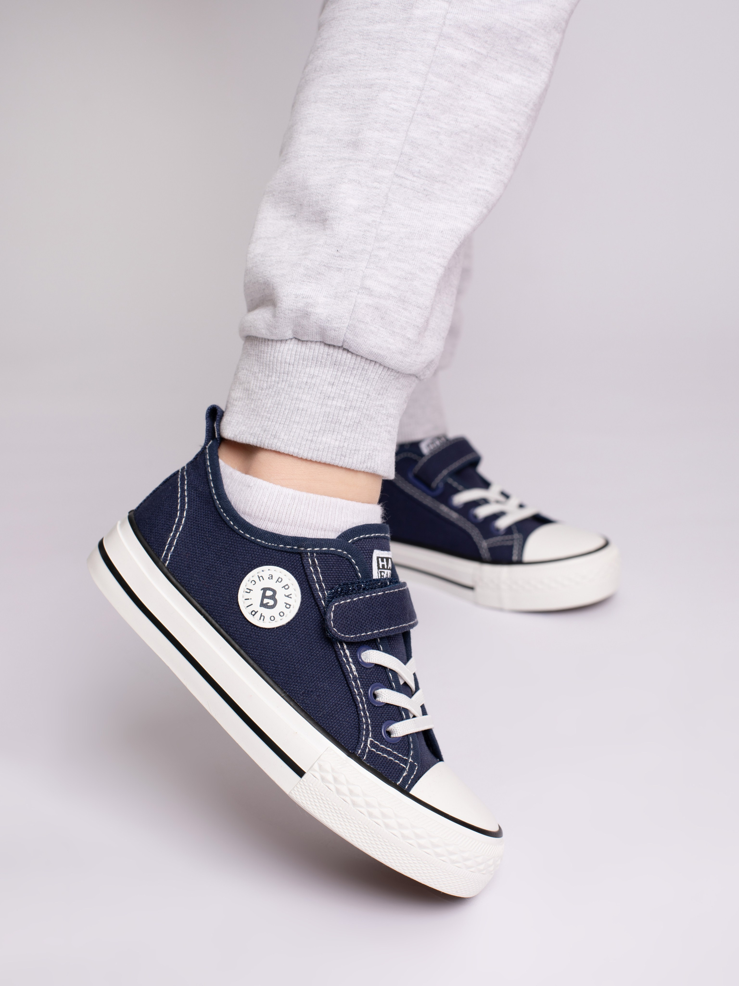 Детские кеды. Фотостудия предметной и модельной съёмки для маркетплейсов