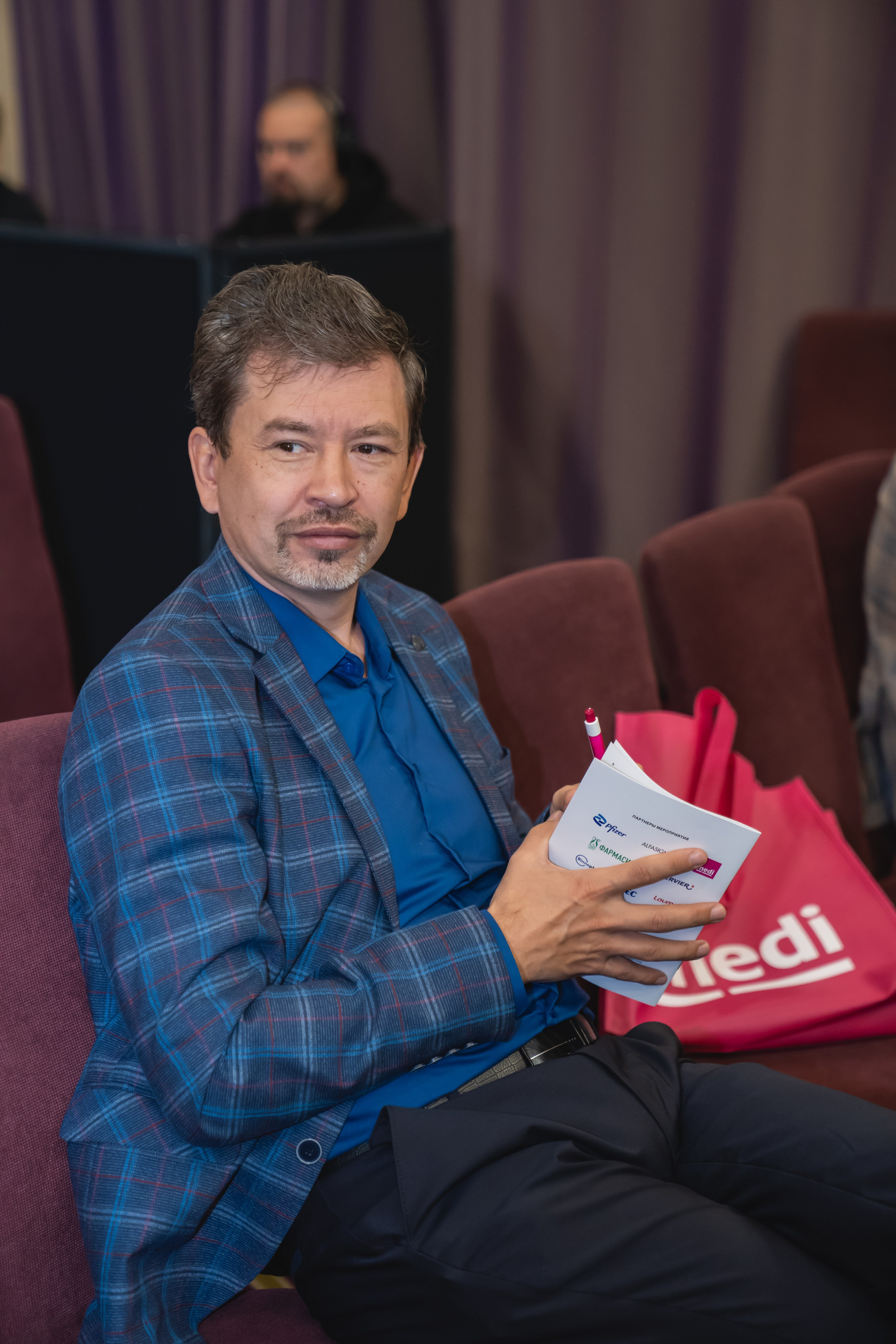 Фотосессия форумов, конференций. Занимаюсь профессиональной фотографией и живу рядом с Байкалом. Работаю в разных жанрах