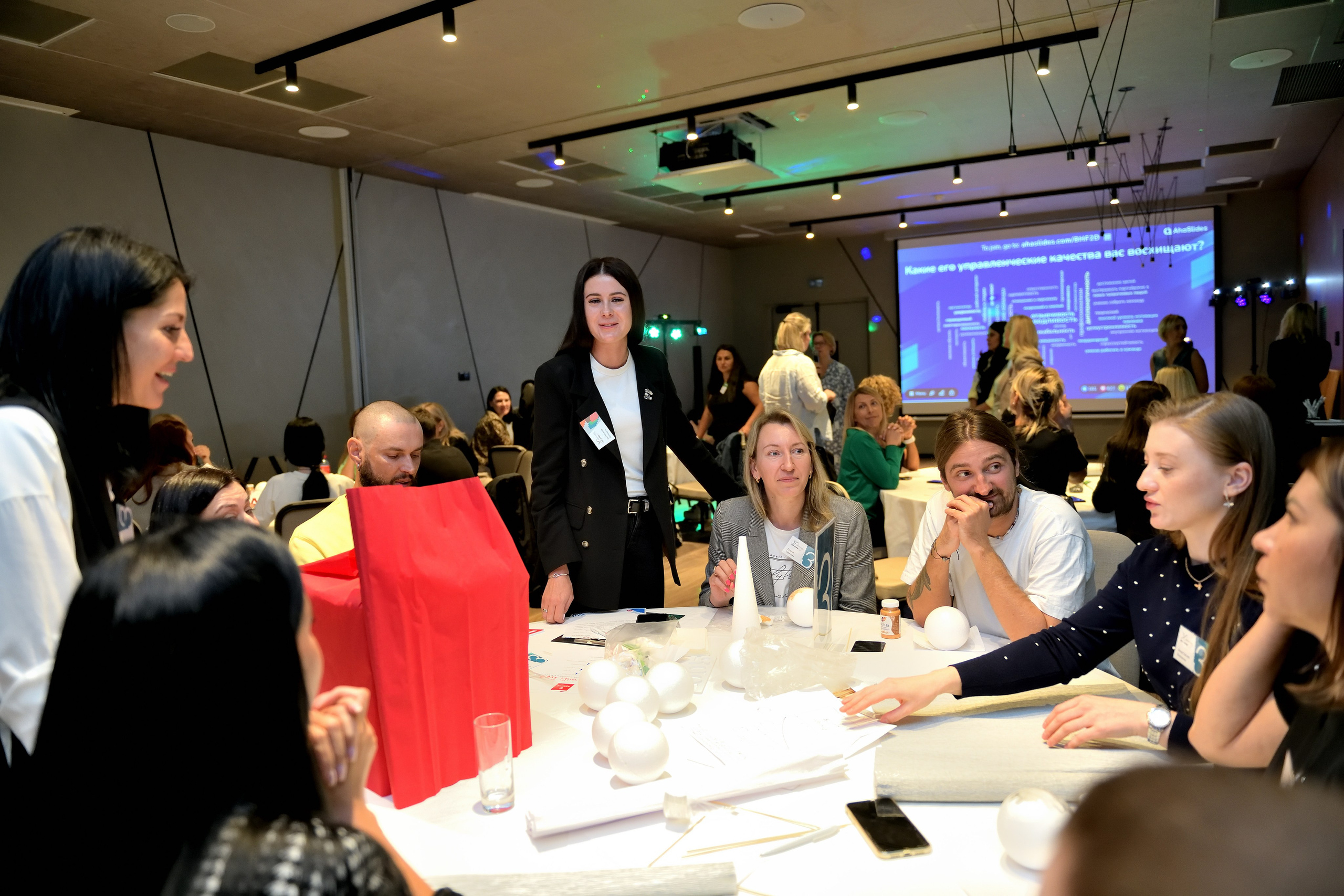 "Участники бизнес-встречи выполняют задание на мероприятии".