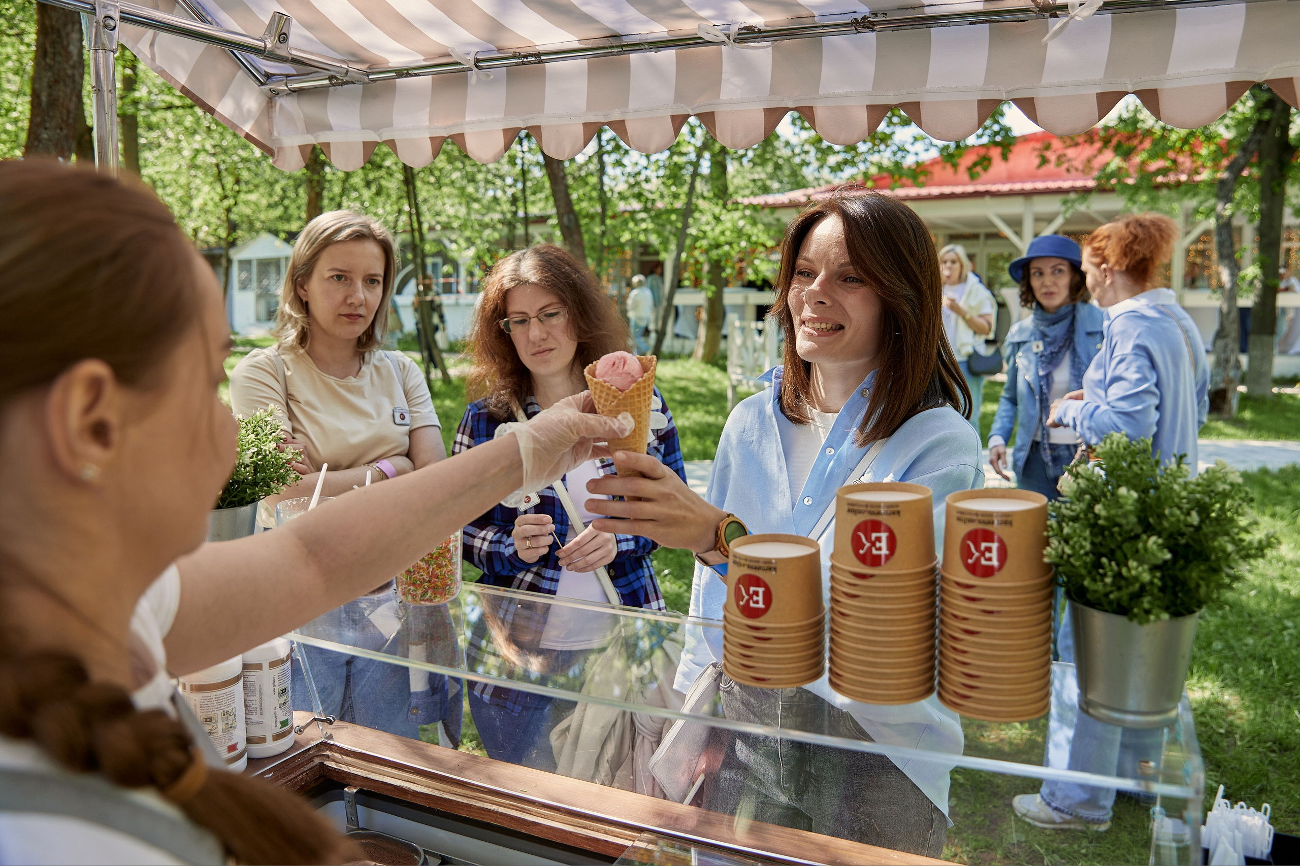 Выпускной Karneeva.online 2024. Репортажный и семейный фотограф Ухова Наталья в Москве