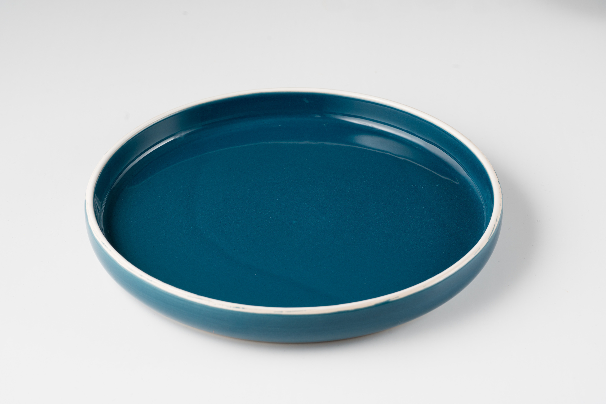 фото тарелки на белом фоне для wildberries в фотостудии