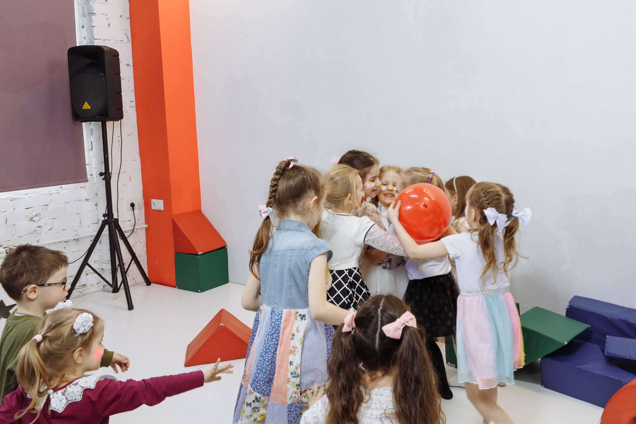 Олеся празднует свое 6 летие в компании Алисы, Чеширского кота и друзей. Событийный фотограф Максим Бескоровайновнов