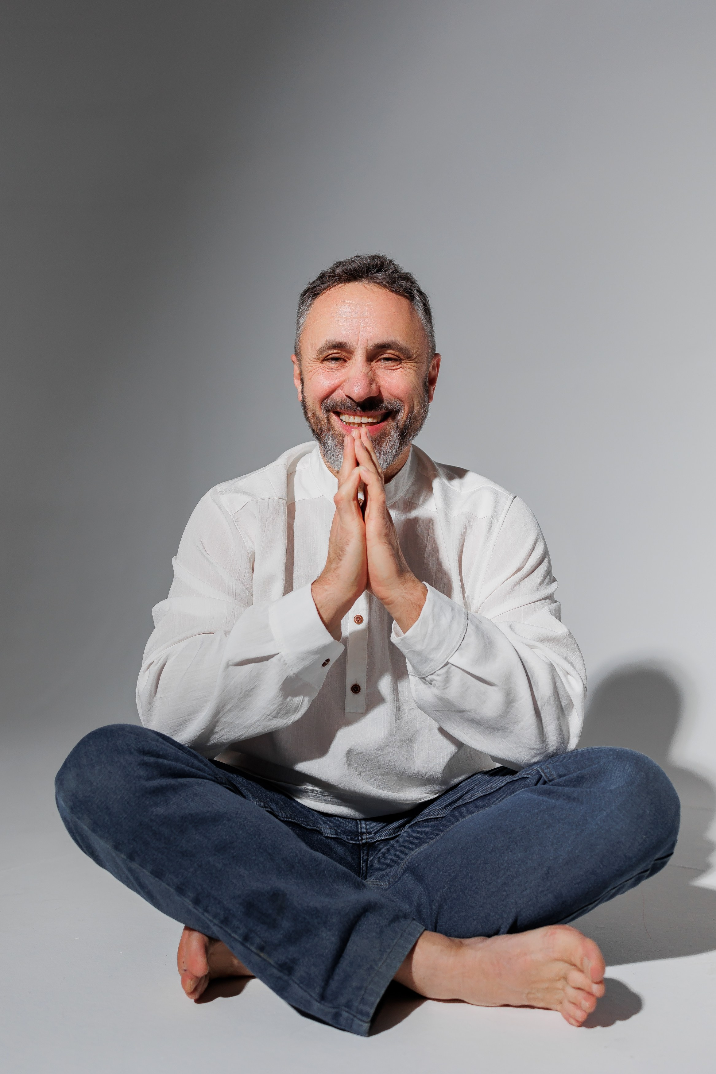 Деловой портрет мужчины с улыбкой