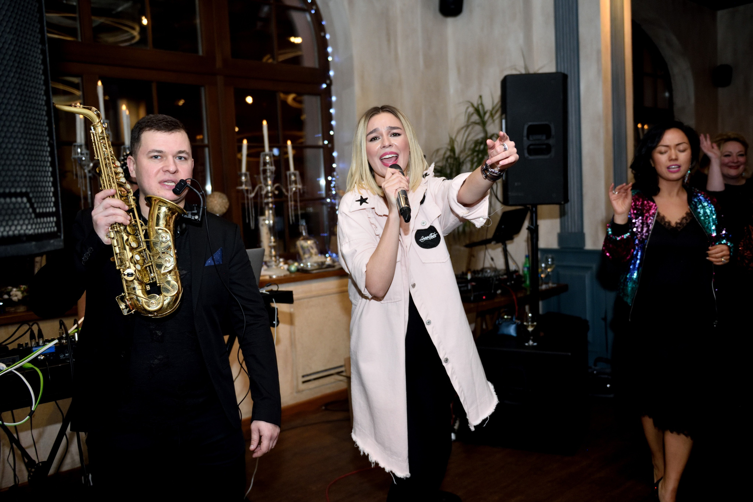 "Участница шоу "Голос" на корпоративном мероприятии".