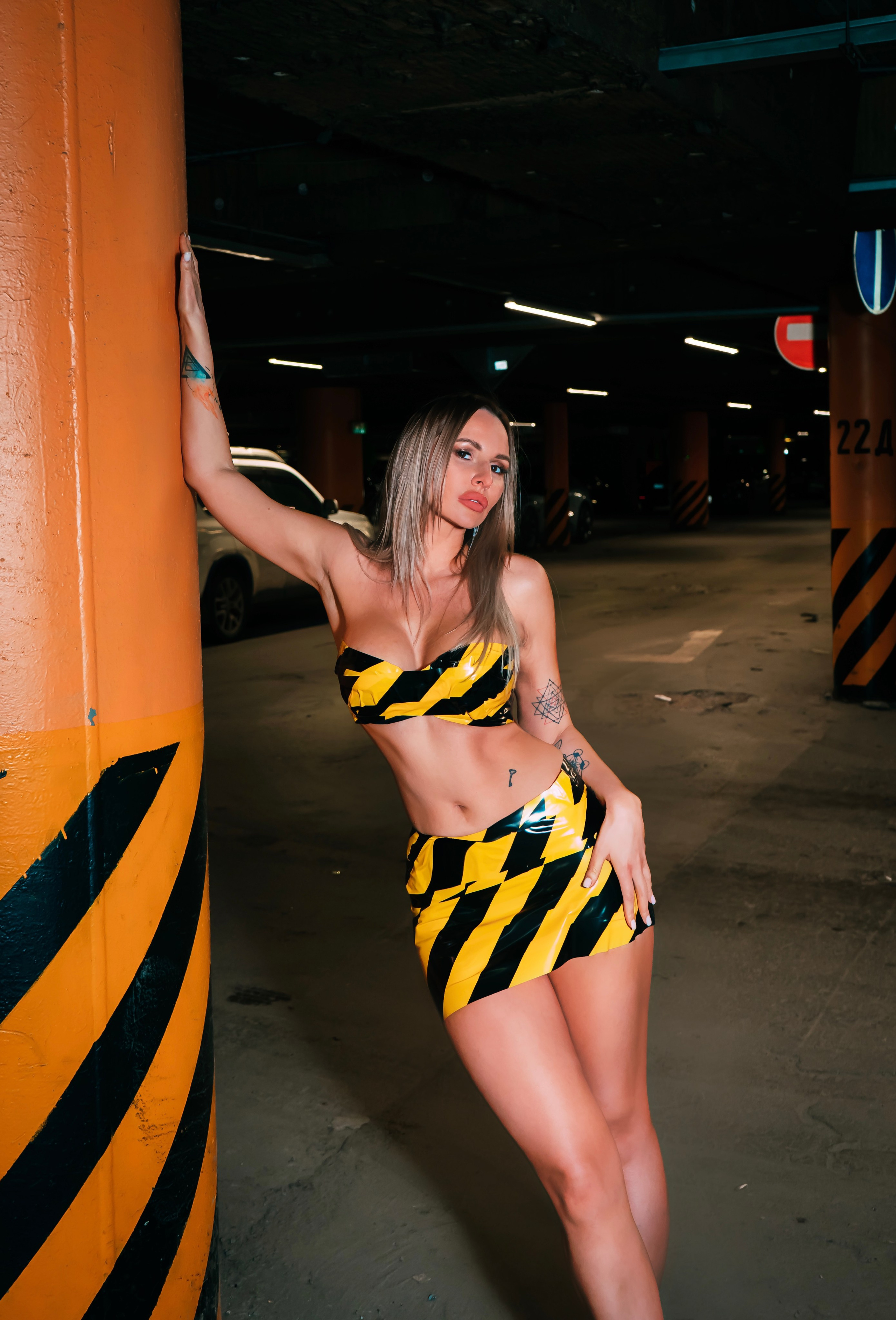 Съемка на парковке — модель Дина. Фотограф Москва и Видеограф Москва