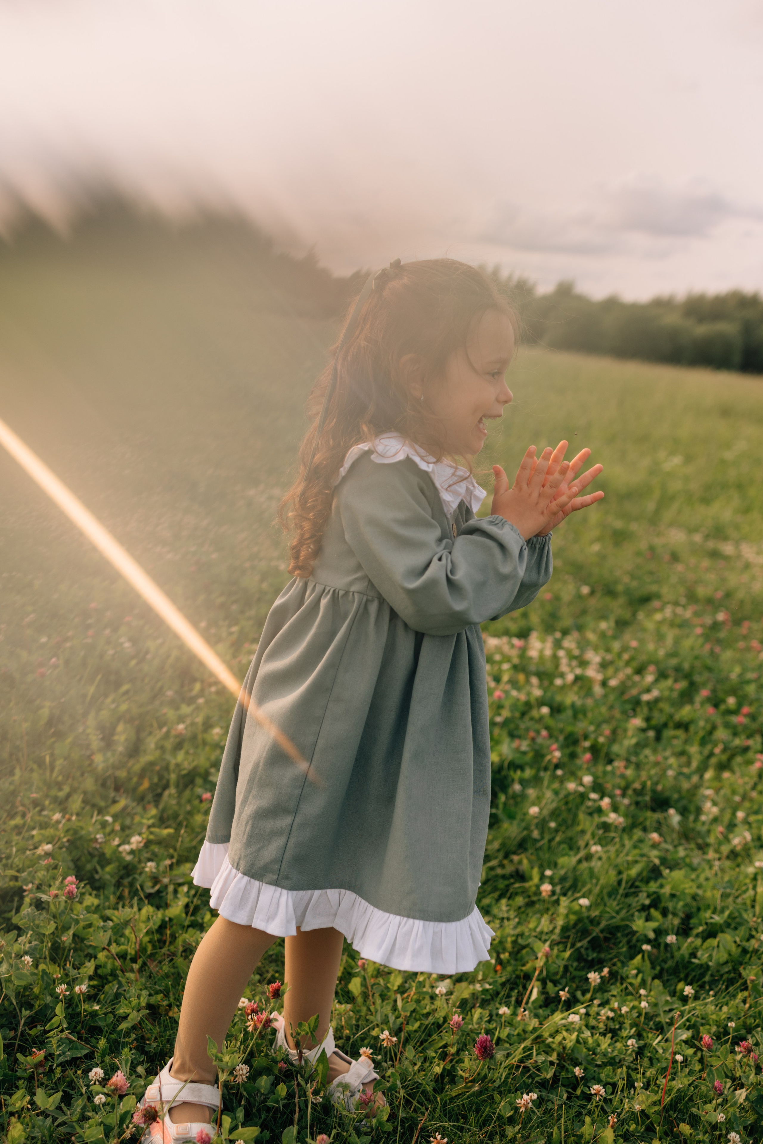 Анна, Марчелло, Настенька и Влада в поле. Фотограф Москва Светлана Кирюшина