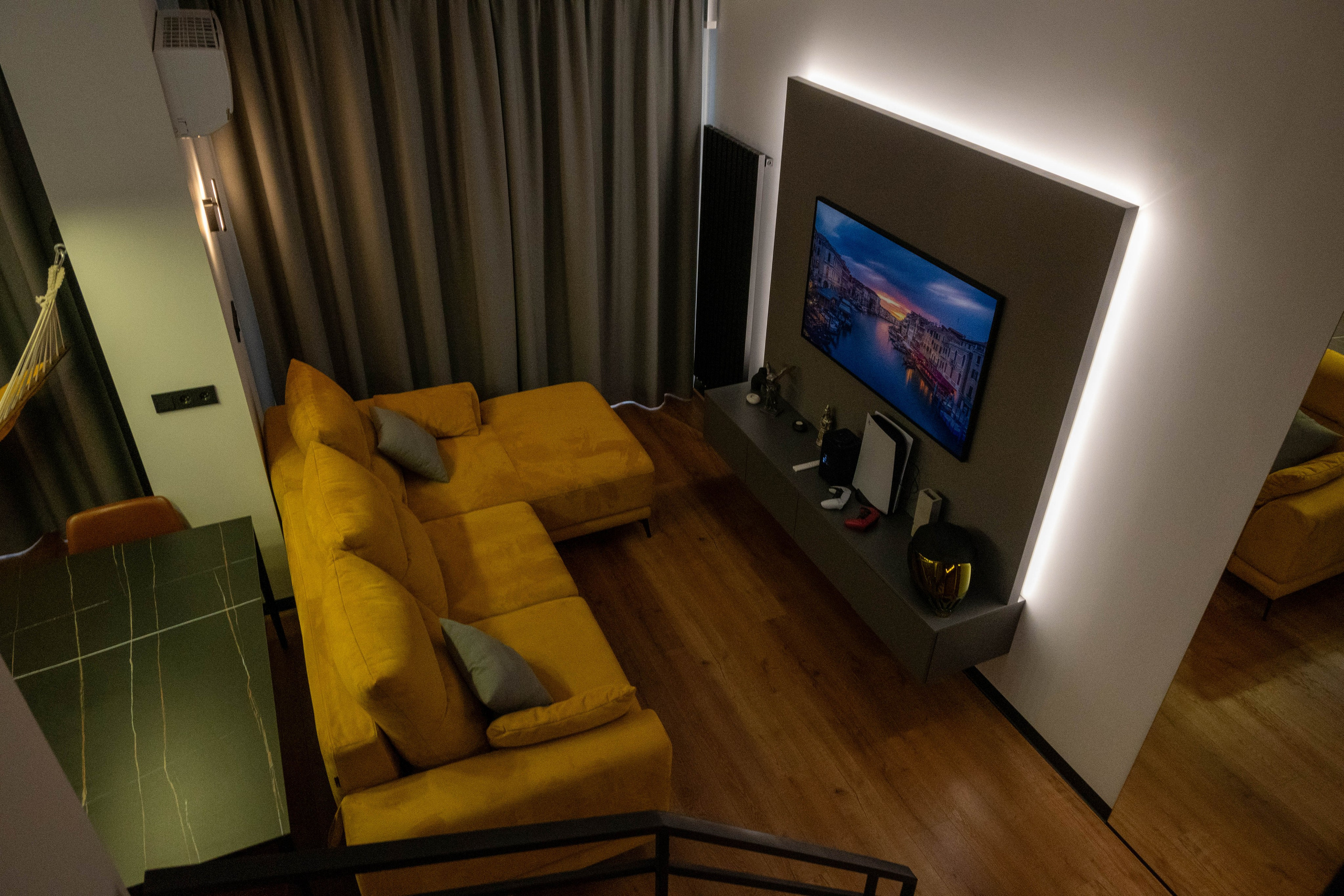 The apartment is on two levels. Fotograf Dmitrii Donets