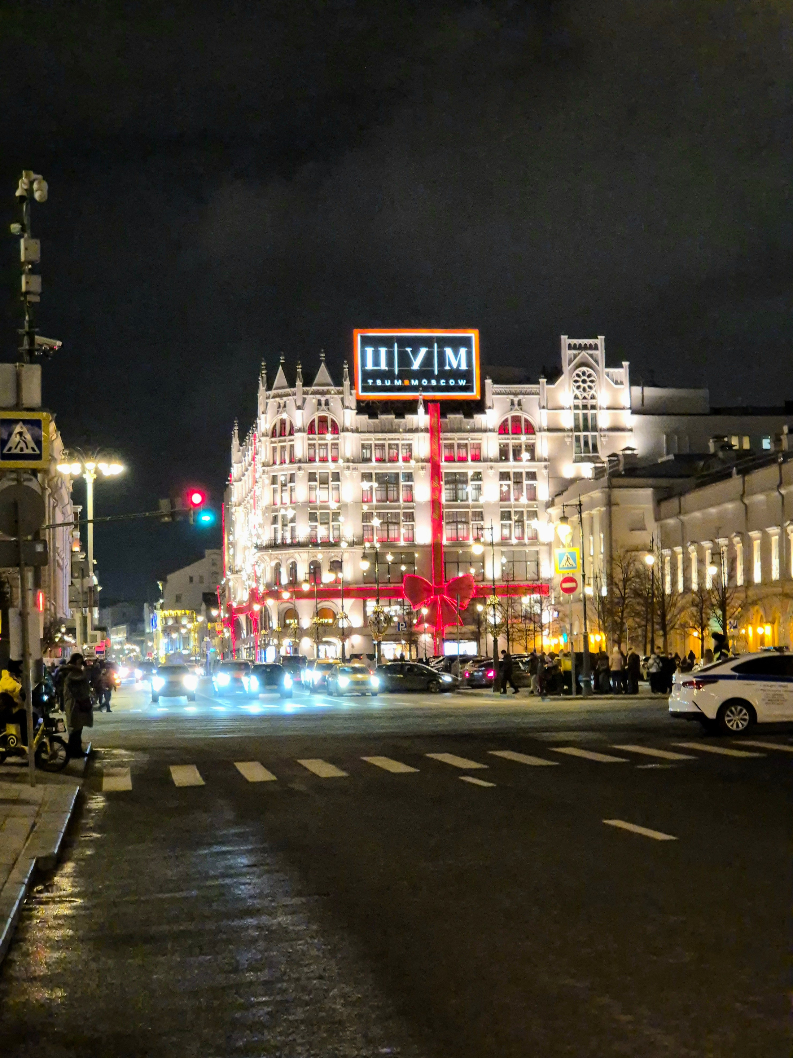 ЦУМ не мелочится - он сам как игрушка