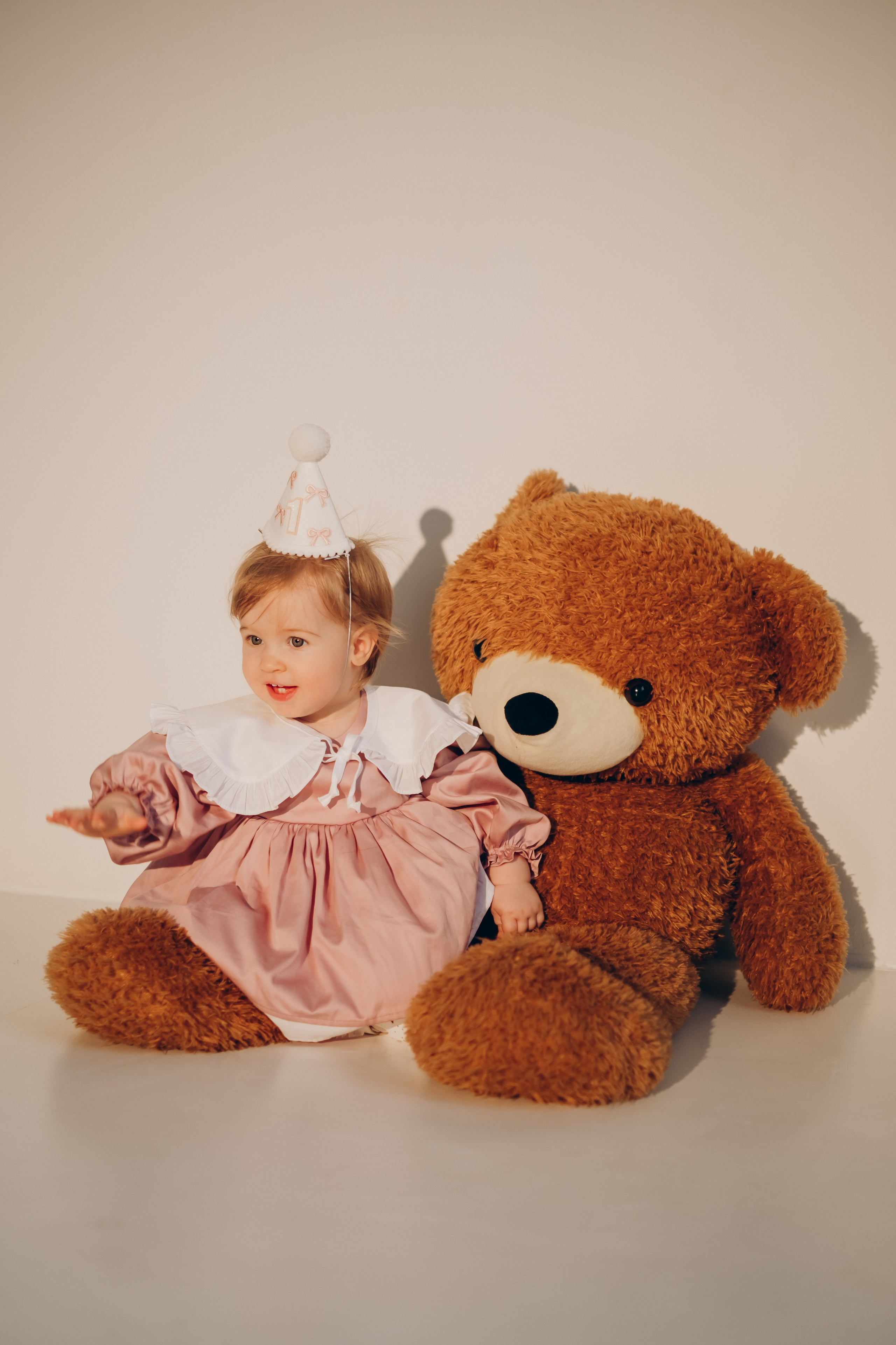 Фотосессия «День рождения» в минималистичной студии. Фотограф Новосибирск Анна Рождественская