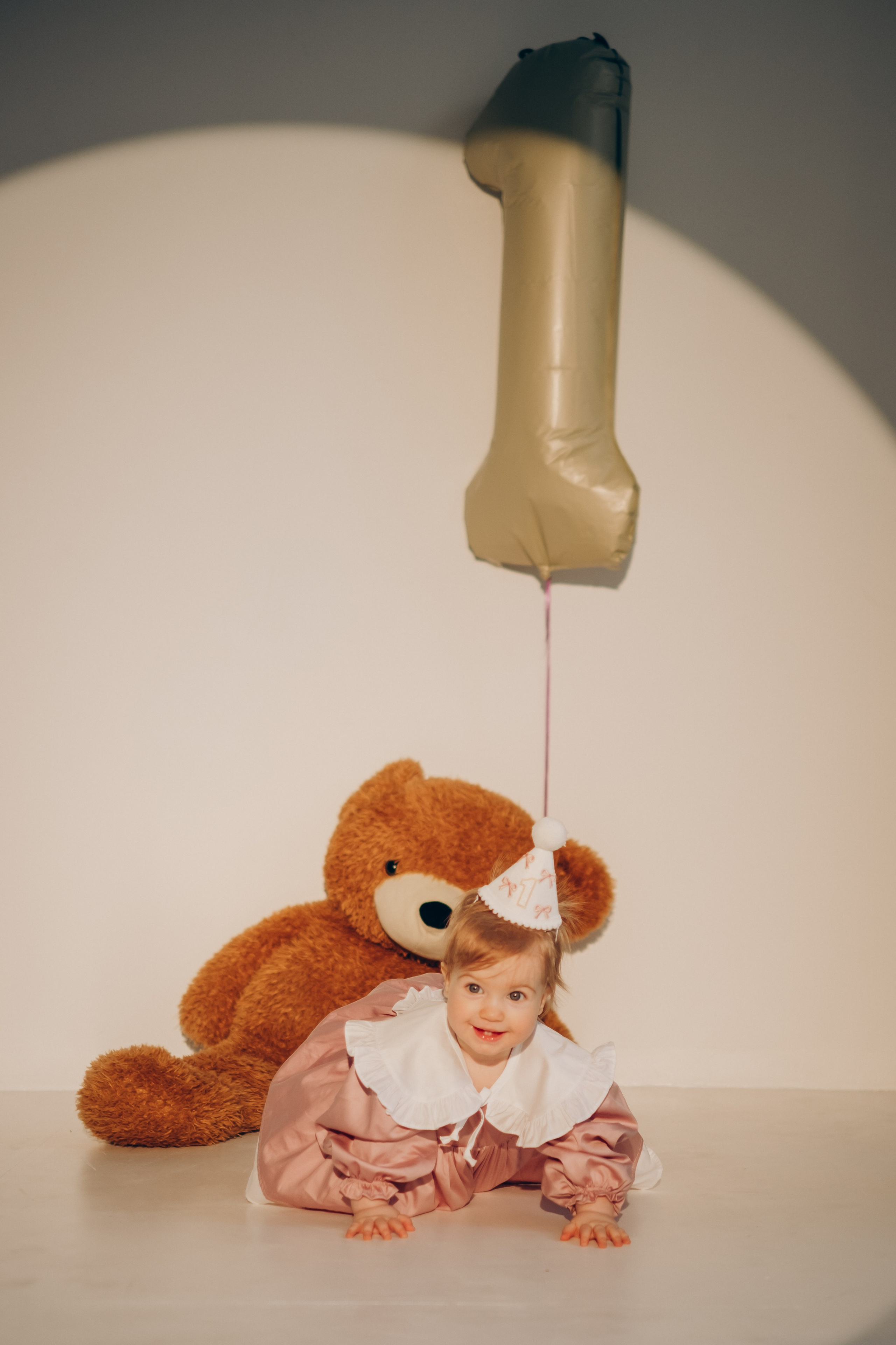 Фотосессия «День рождения» в минималистичной студии. Фотограф Новосибирск Анна Рождественская