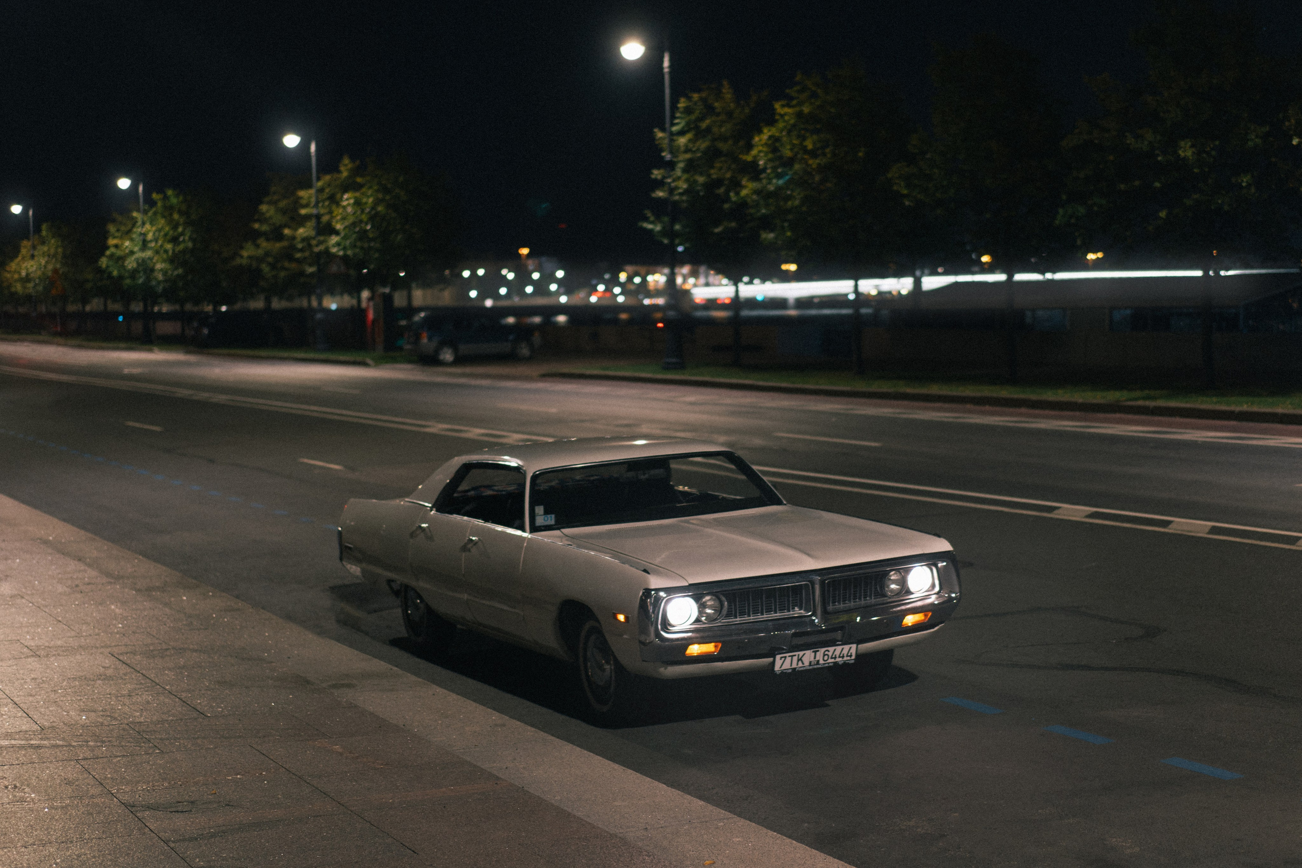 Старый американский автомобиль на улицах Петербурга 