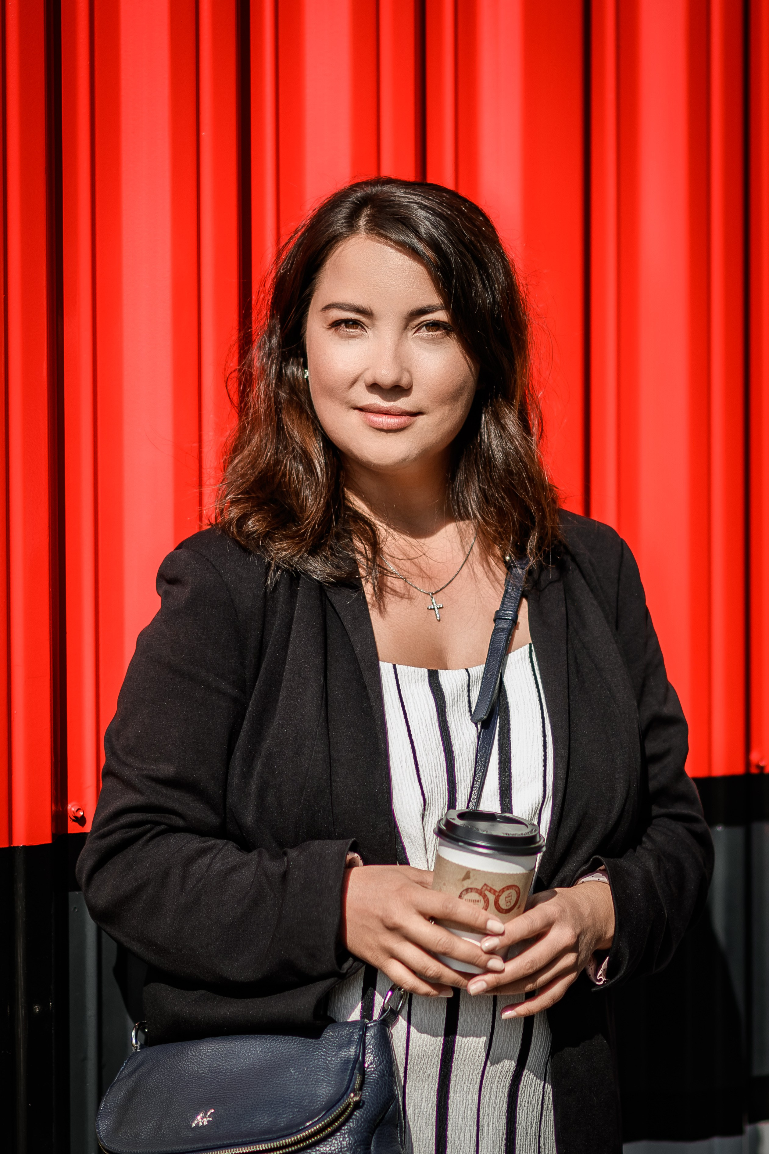 Женский фотопортрет на прогулке.