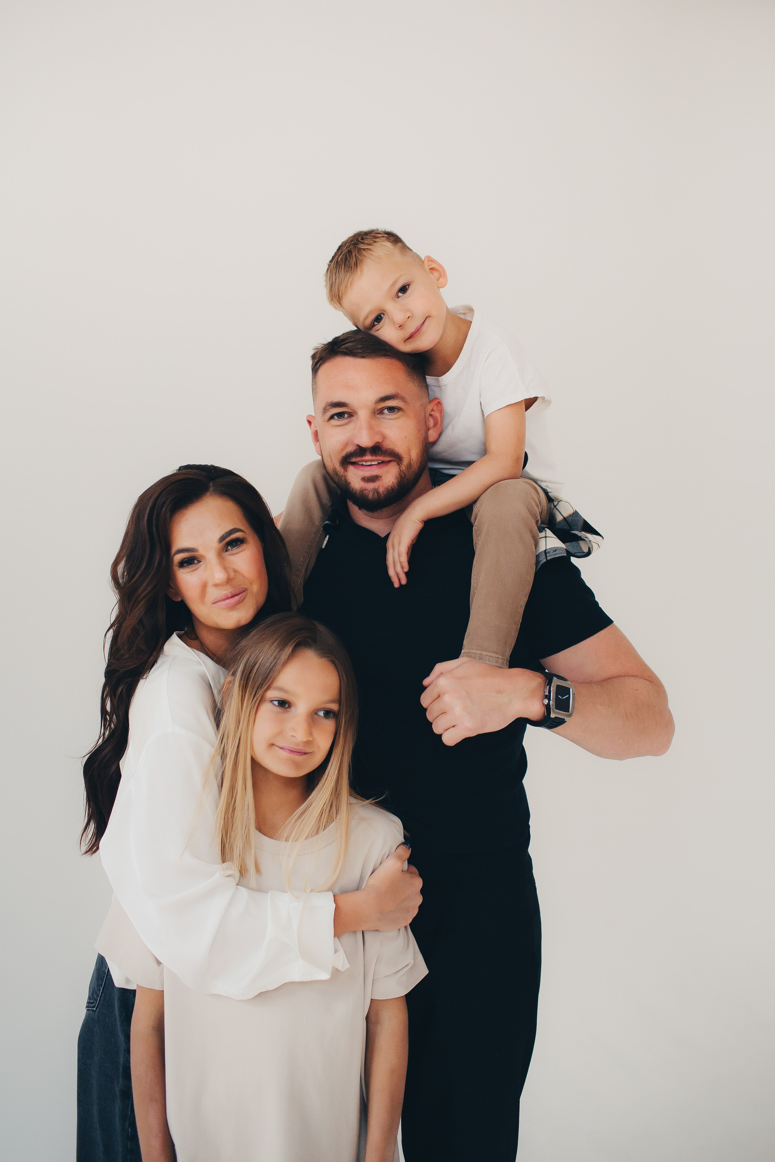 Семейная съёмка на белом фоне. Фотограф Евгения Мальцева, Архангельск