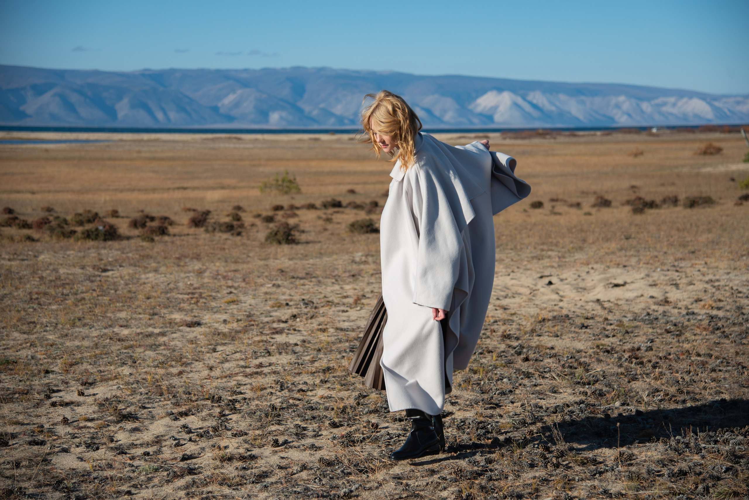 Съёмка одежды на Ольхоне. Занимаюсь профессиональной фотографией и живу рядом с Байкалом. Работаю в разных жанрах