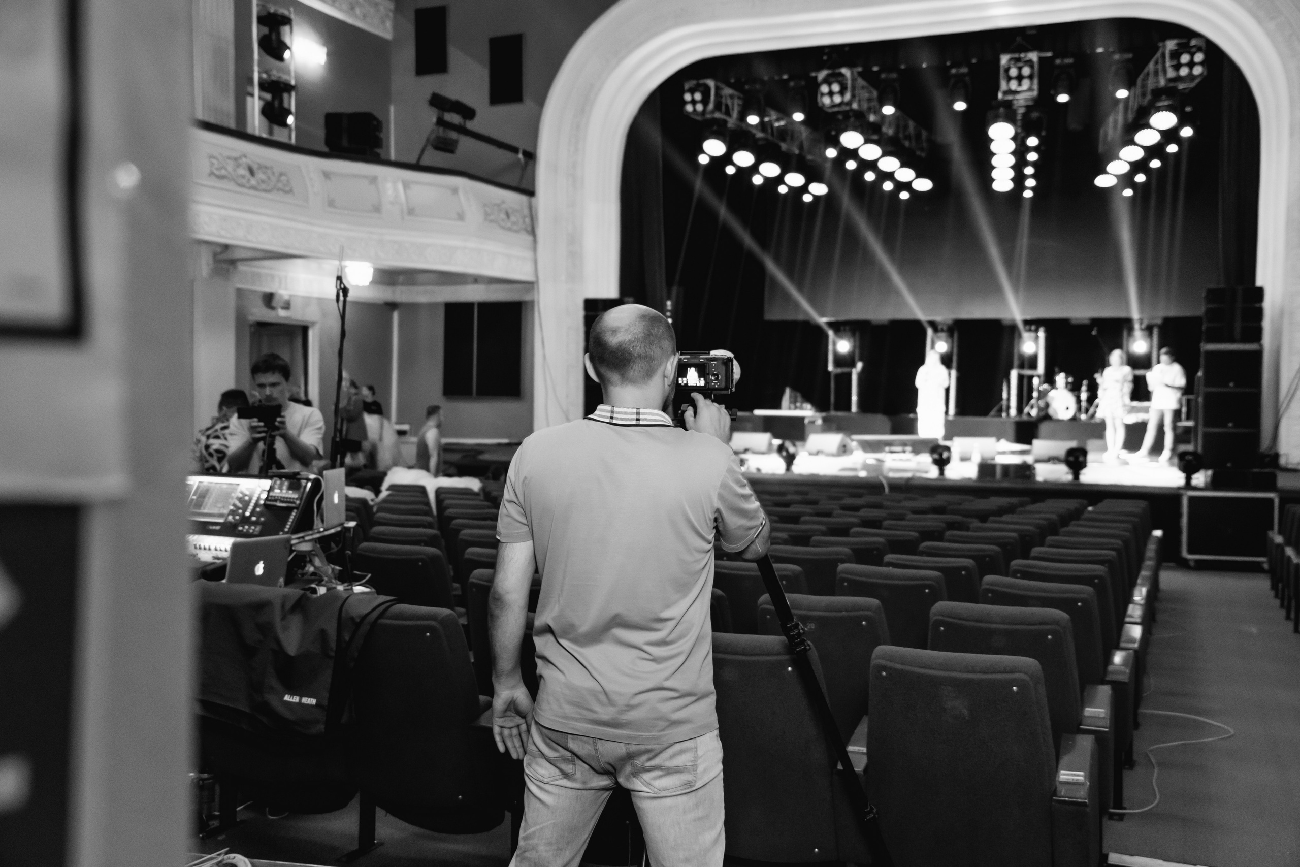 Backstage. Занимаюсь профессиональной фотографией и живу рядом с Байкалом. Работаю в разных жанрах