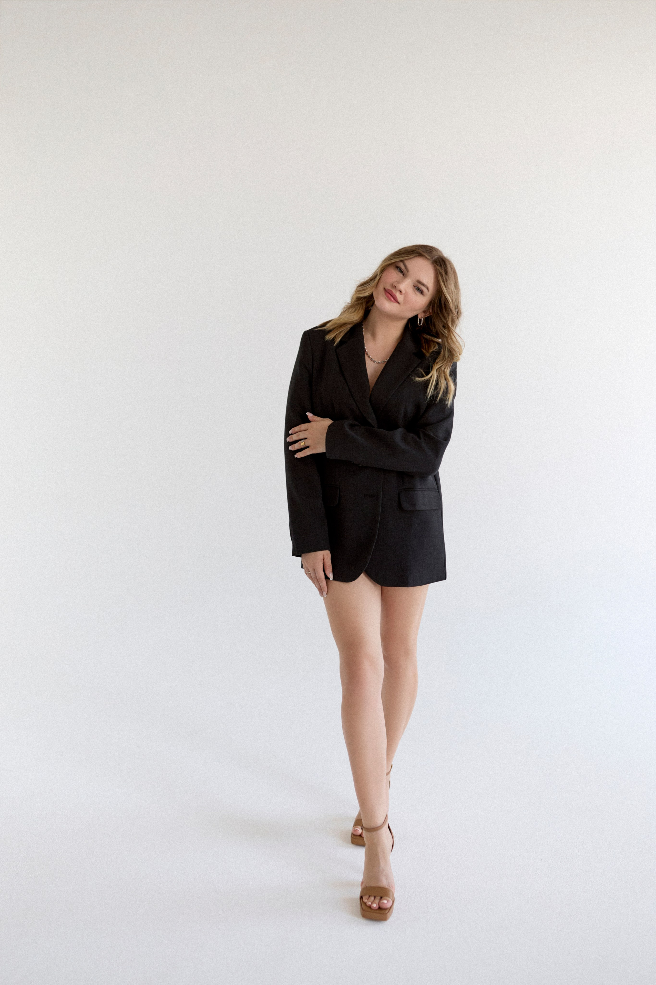 Индивидуальная минималистичная фотосессия. Сестры Карабаза. Фотографы и ретушеры в Москве и Санкт-Петербурге