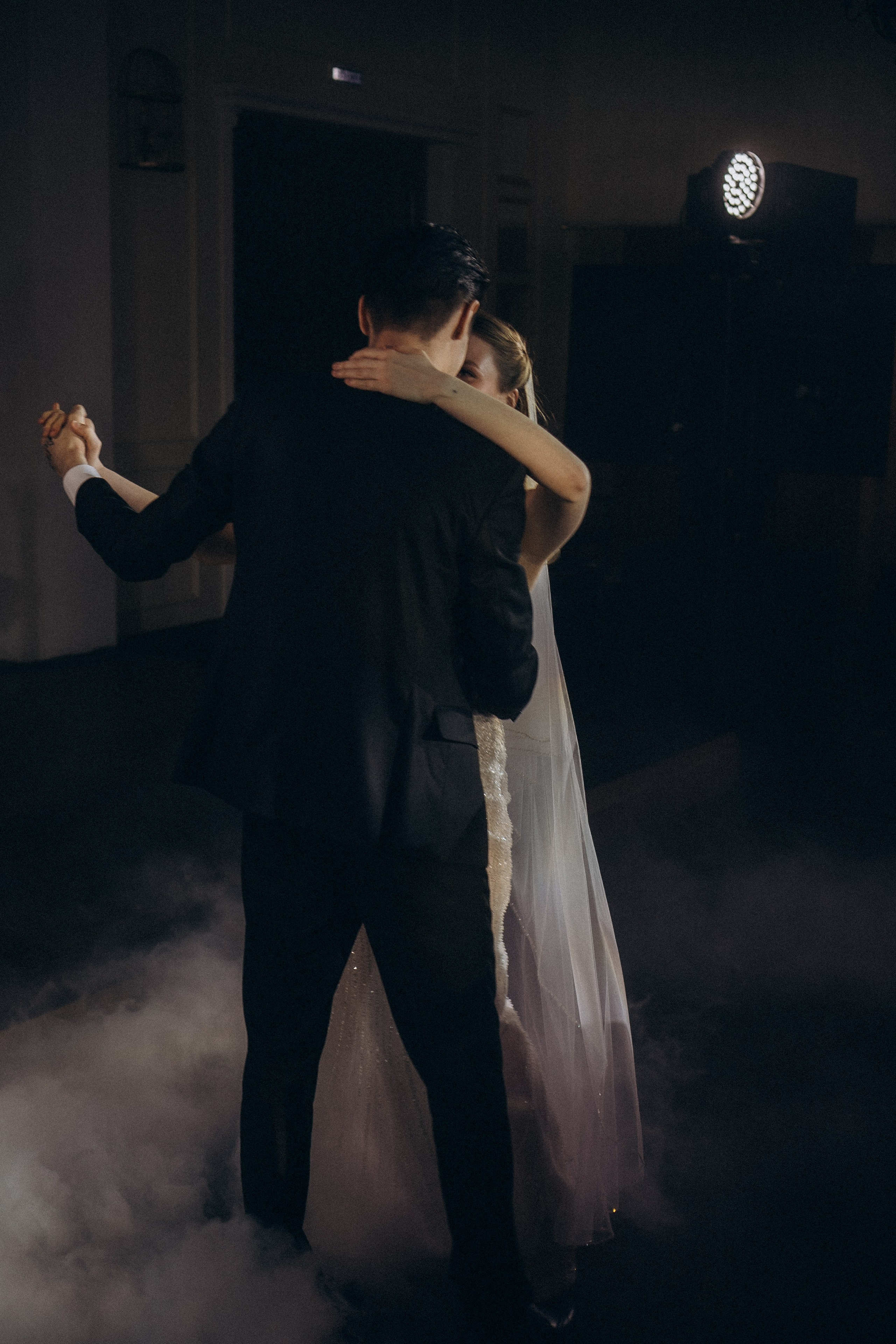 ПЕРВЫЙ ТАНЕЦ МОЛОДЫХ НА БАНКЕТЕ. ТРОГАТЕЛЬНЫЙ МОМЕНТ (СНЯТО В СИБИРЕ В НИЖНЕВАРТОВСКЕ). Профессиональный фотограф, Санкт-Петербург — Виктория Богомолова