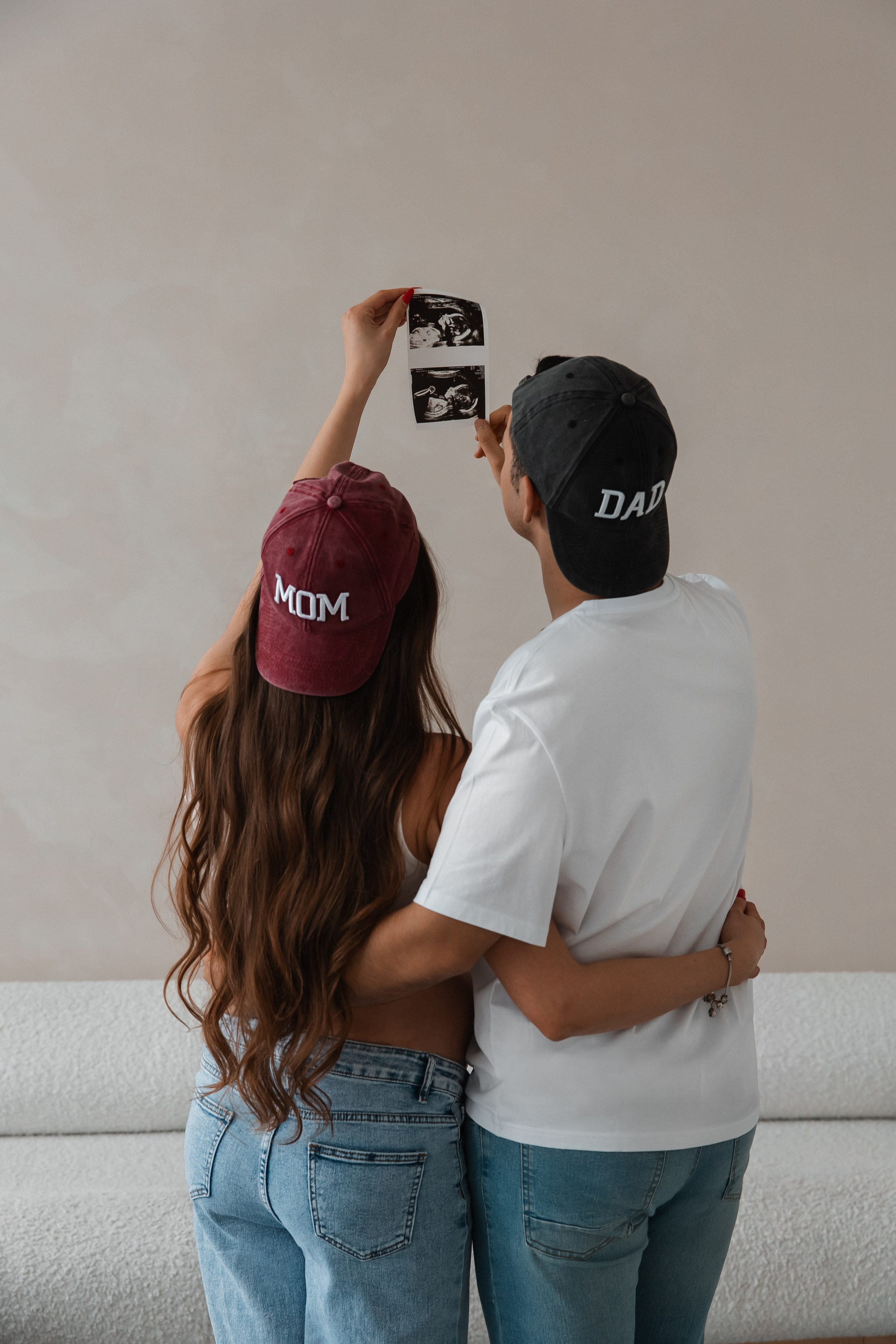 фотосессия беременности в кепках и джинсах