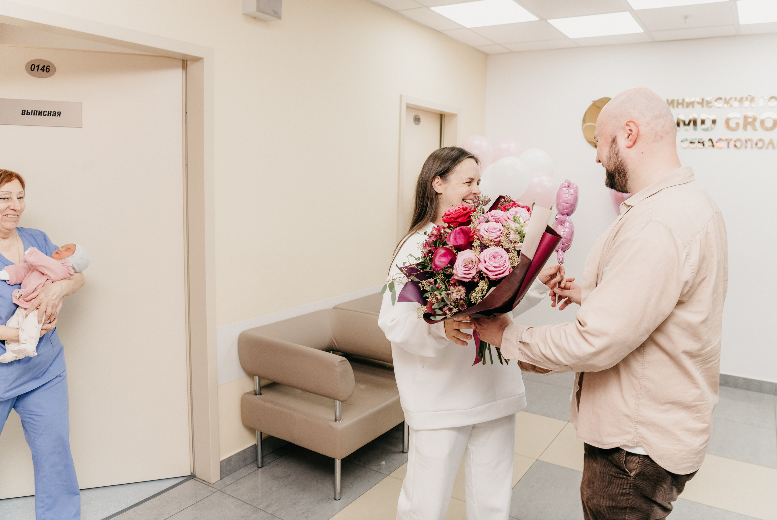 Выписка малышки. Мать и дитя на Севастопольском. Фотограф на выписку из роддома в Москве и МО