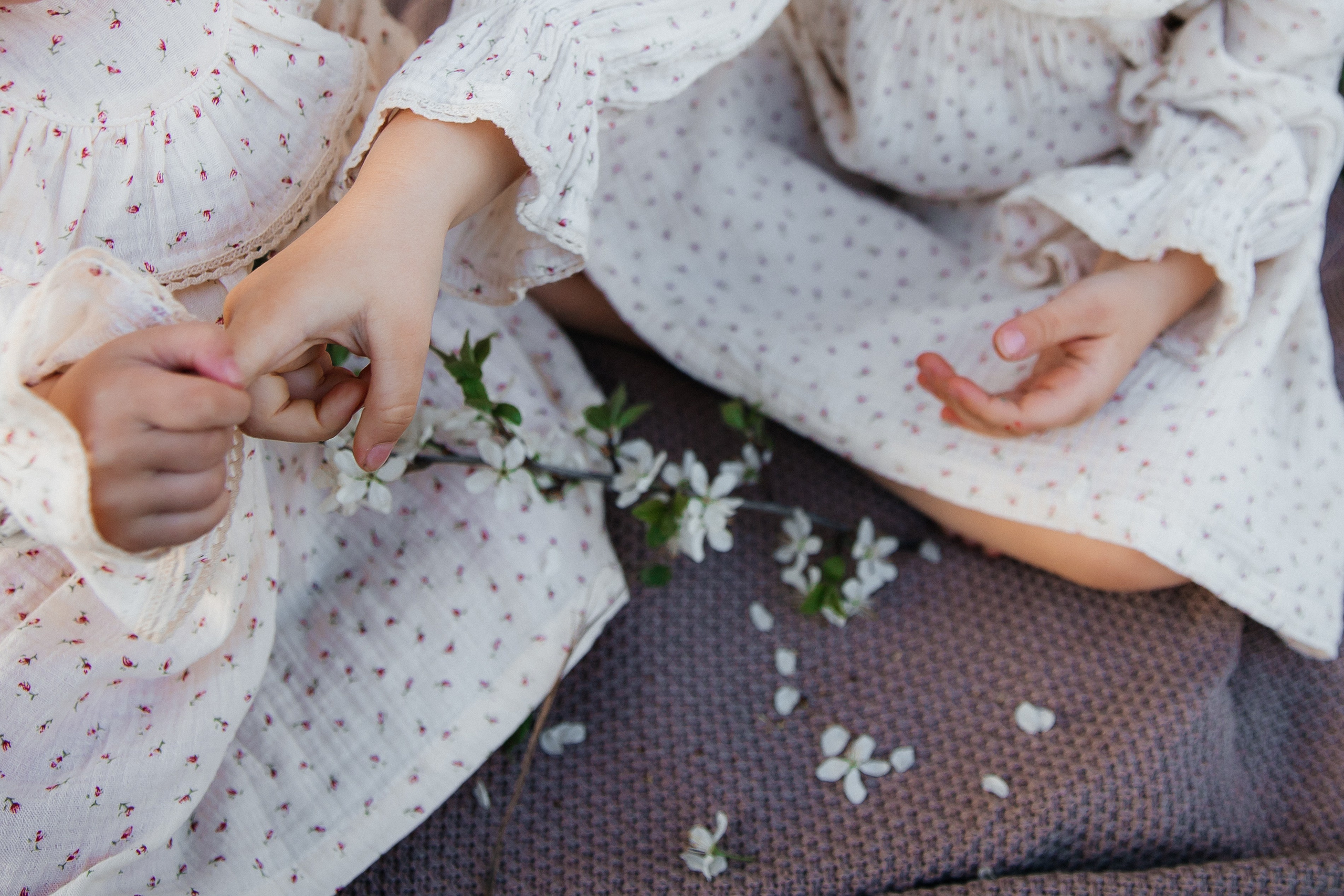 Катя и Маша в вишне. Семейный фотограф документалист в Пензе Лопатинская Татья